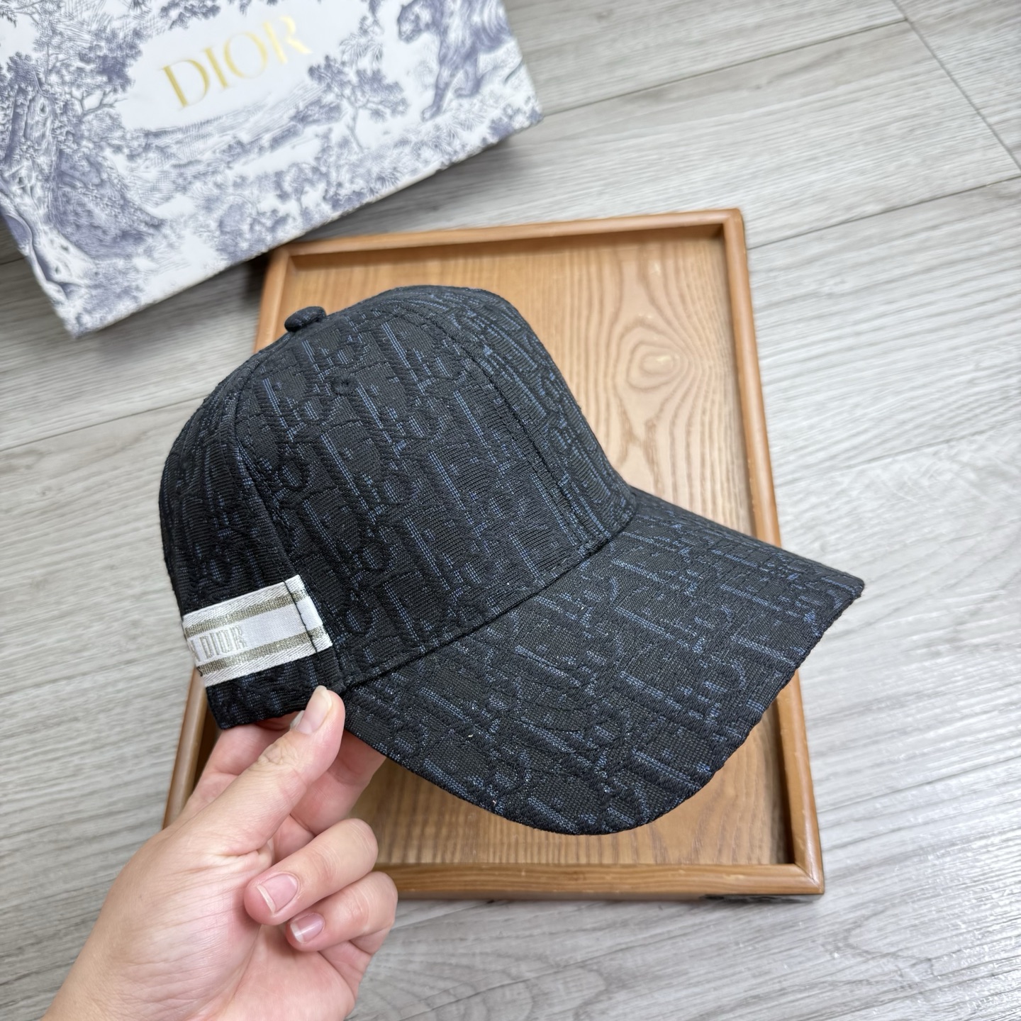 。D家。【配防尘袋】新品棒球帽！材质：纯棉！透气性好！春天挡风，夏天防晒必备单品！颜色大气！款式新颖别致