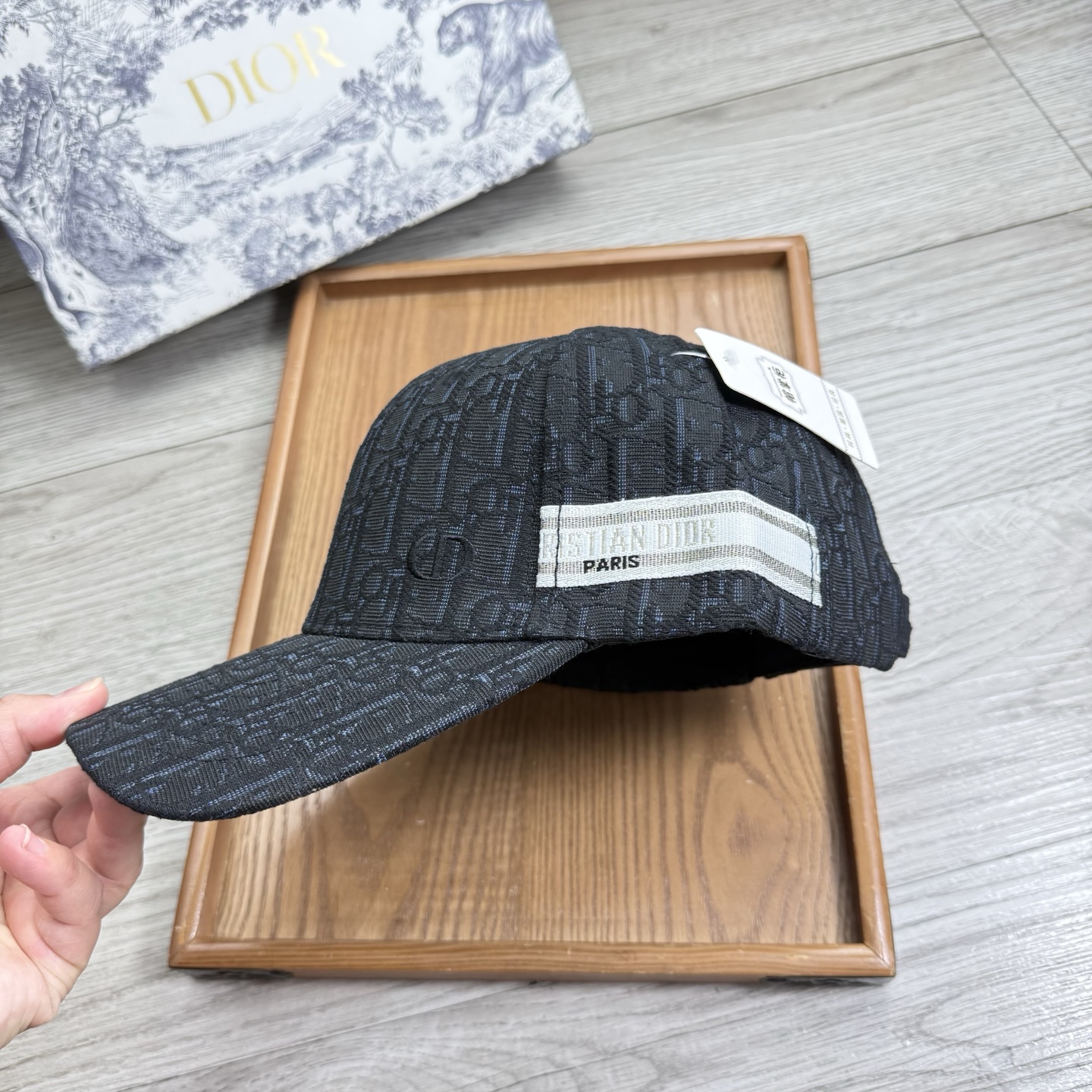 。D家。【配防尘袋】新品棒球帽！材质：纯棉！透气性好！春天挡风，夏天防晒必备单品！颜色大气！款式新颖别致
