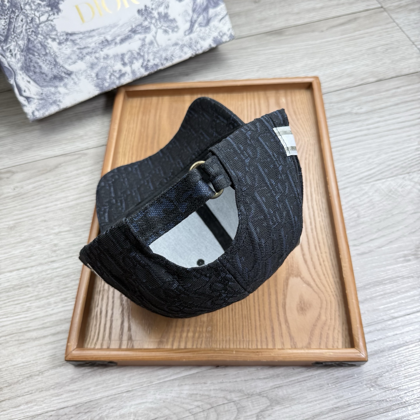 。D家。【配防尘袋】新品棒球帽！材质：纯棉！透气性好！春天挡风，夏天防晒必备单品！颜色大气！款式新颖别致
