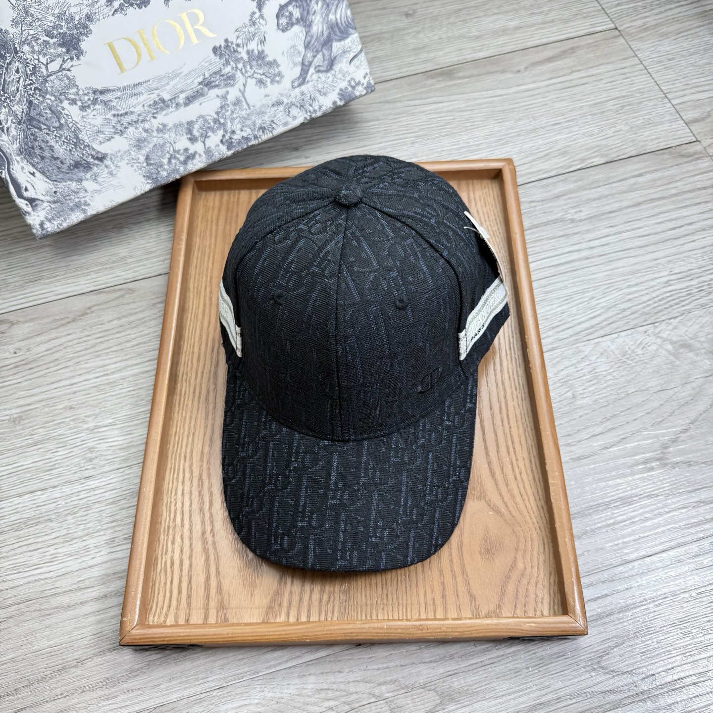 。D家。【配防尘袋】新品棒球帽！材质：纯棉！透气性好！春天挡风，夏天防晒必备单品！颜色大气！款式新颖别致
