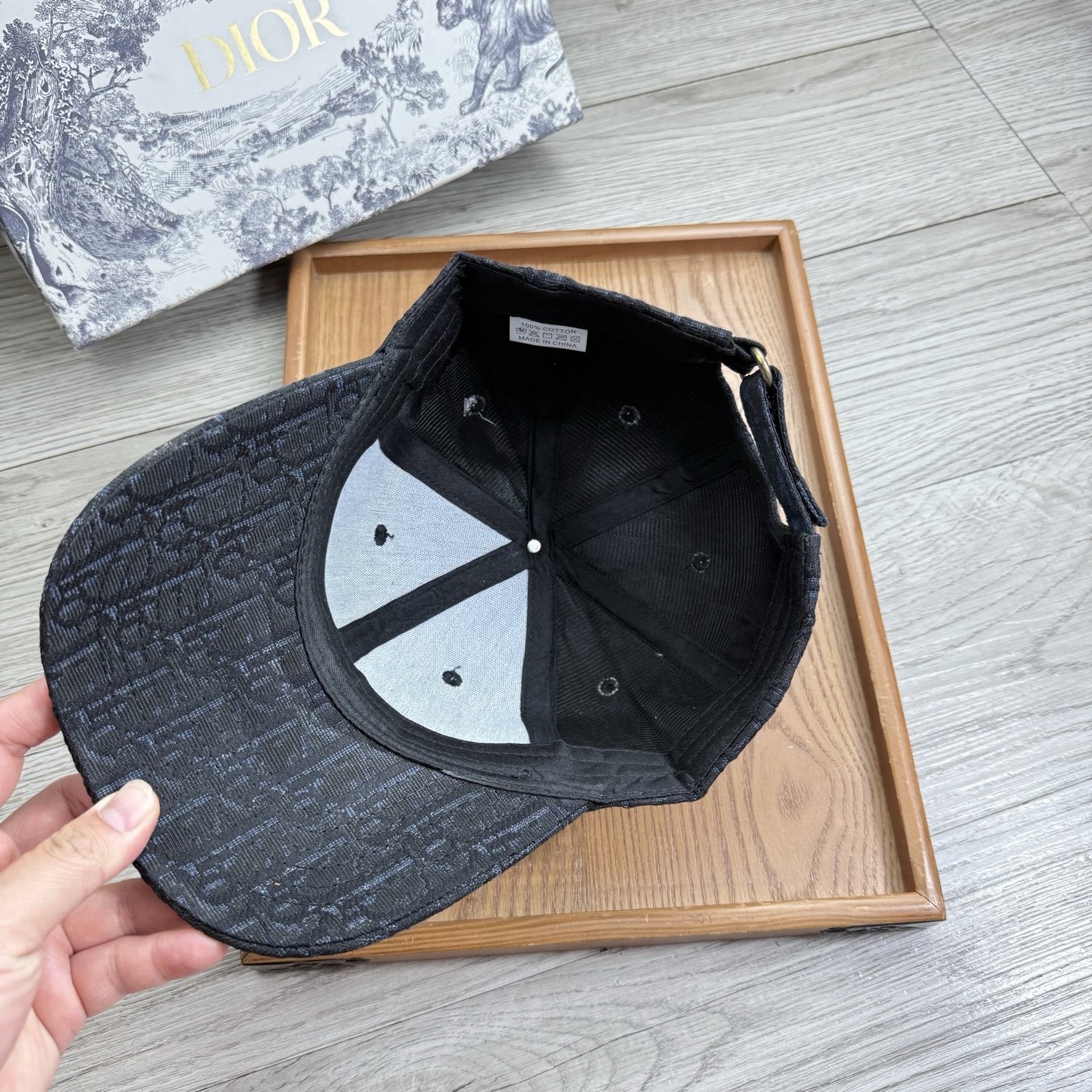 。D家。【配防尘袋】新品棒球帽！材质：纯棉！透气性好！春天挡风，夏天防晒必备单品！颜色大气！款式新颖别致
