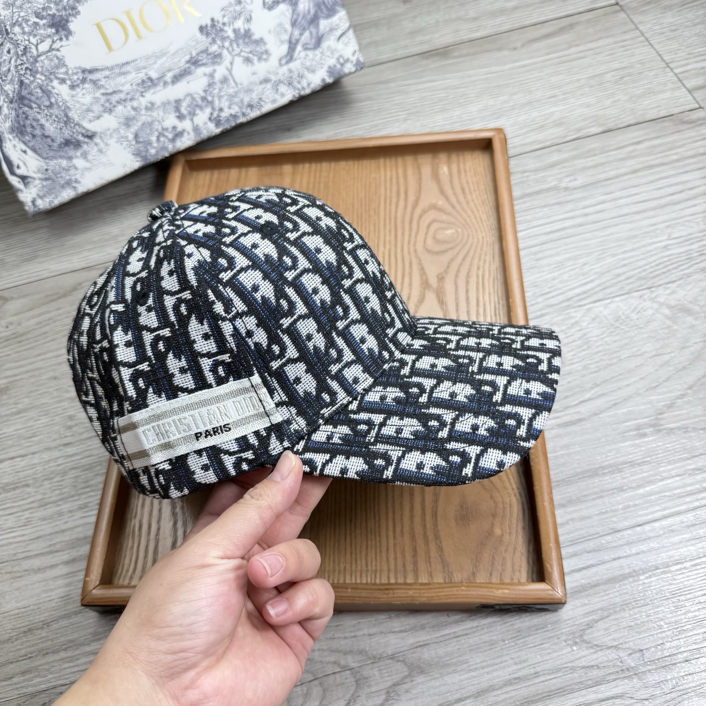 。D家。【配防尘袋】新品棒球帽！材质：纯棉！透气性好！春天挡风，夏天防晒必备单品！颜色大气！款式新颖别致