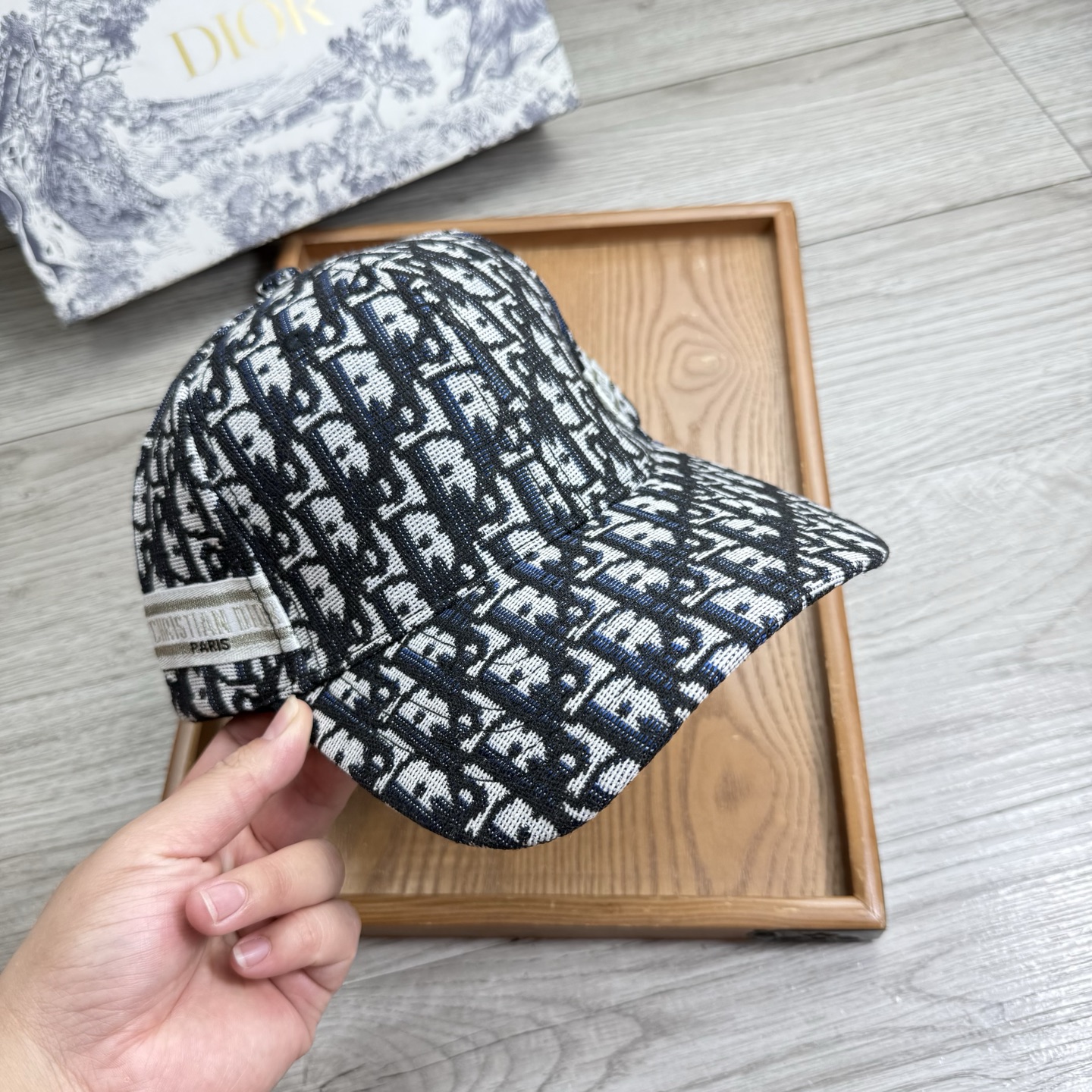 。D家。【配防尘袋】新品棒球帽！材质：纯棉！透气性好！春天挡风，夏天防晒必备单品！颜色大气！款式新颖别致