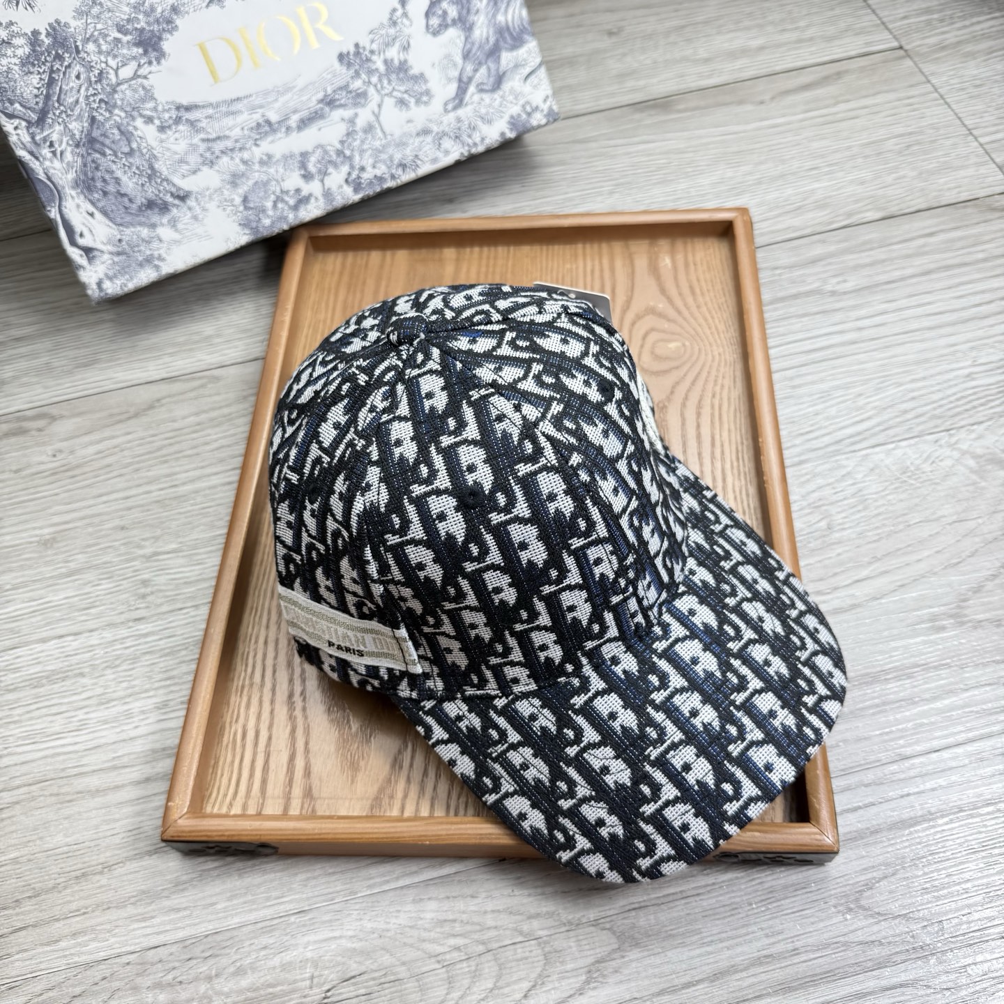 。D家。【配防尘袋】新品棒球帽！材质：纯棉！透气性好！春天挡风，夏天防晒必备单品！颜色大气！款式新颖别致