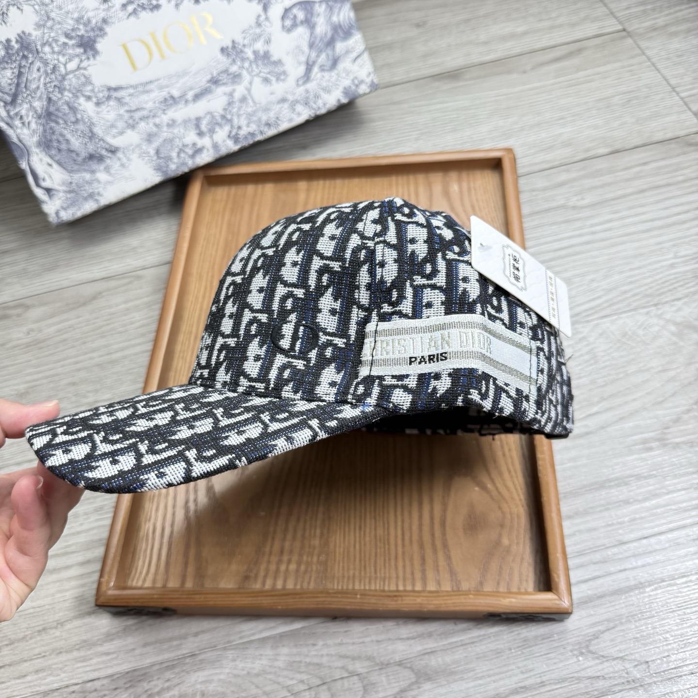 。D家。【配防尘袋】新品棒球帽！材质：纯棉！透气性好！春天挡风，夏天防晒必备单品！颜色大气！款式新颖别致