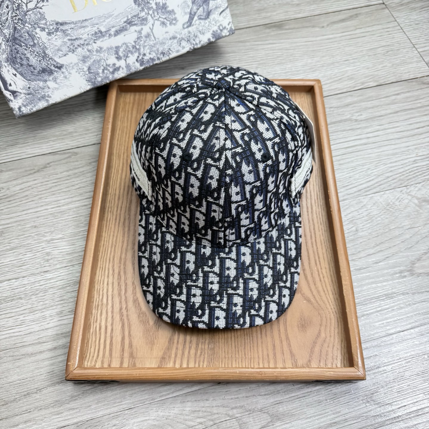 。D家。【配防尘袋】新品棒球帽！材质：纯棉！透气性好！春天挡风，夏天防晒必备单品！颜色大气！款式新颖别致