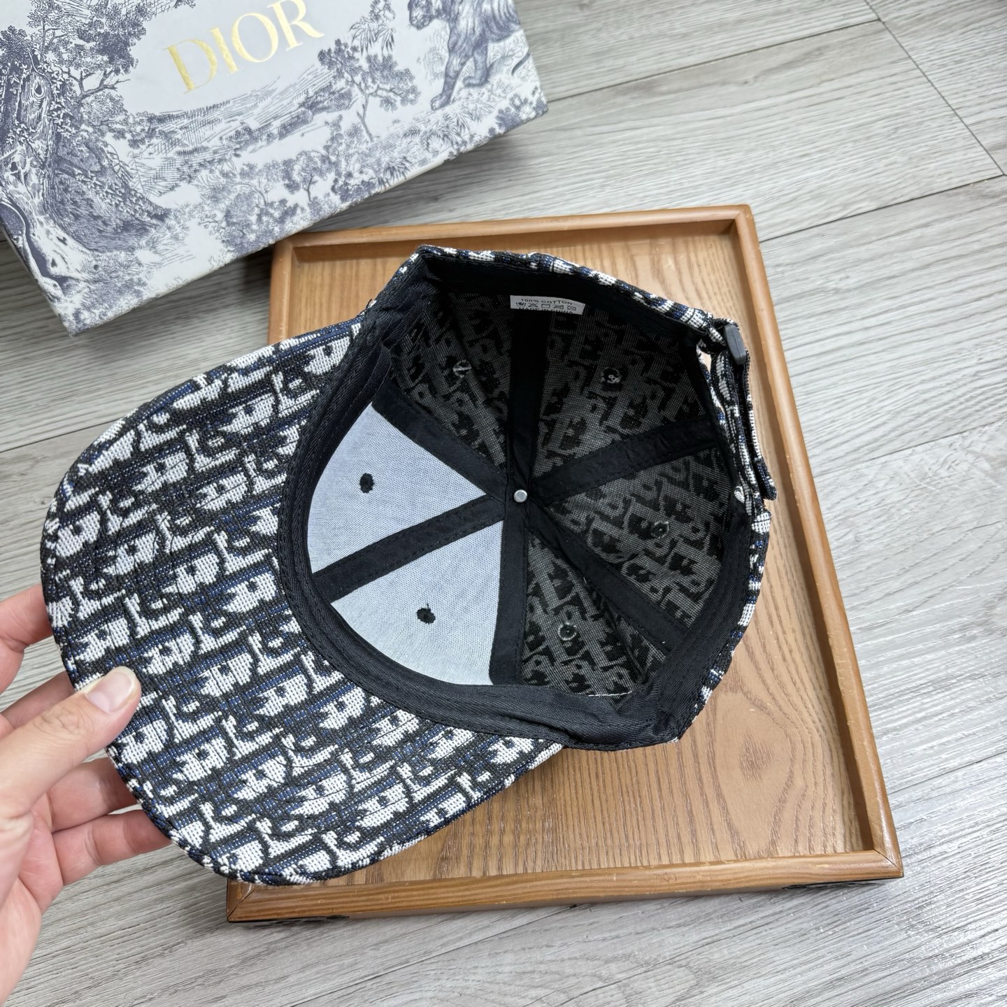 。D家。【配防尘袋】新品棒球帽！材质：纯棉！透气性好！春天挡风，夏天防晒必备单品！颜色大气！款式新颖别致