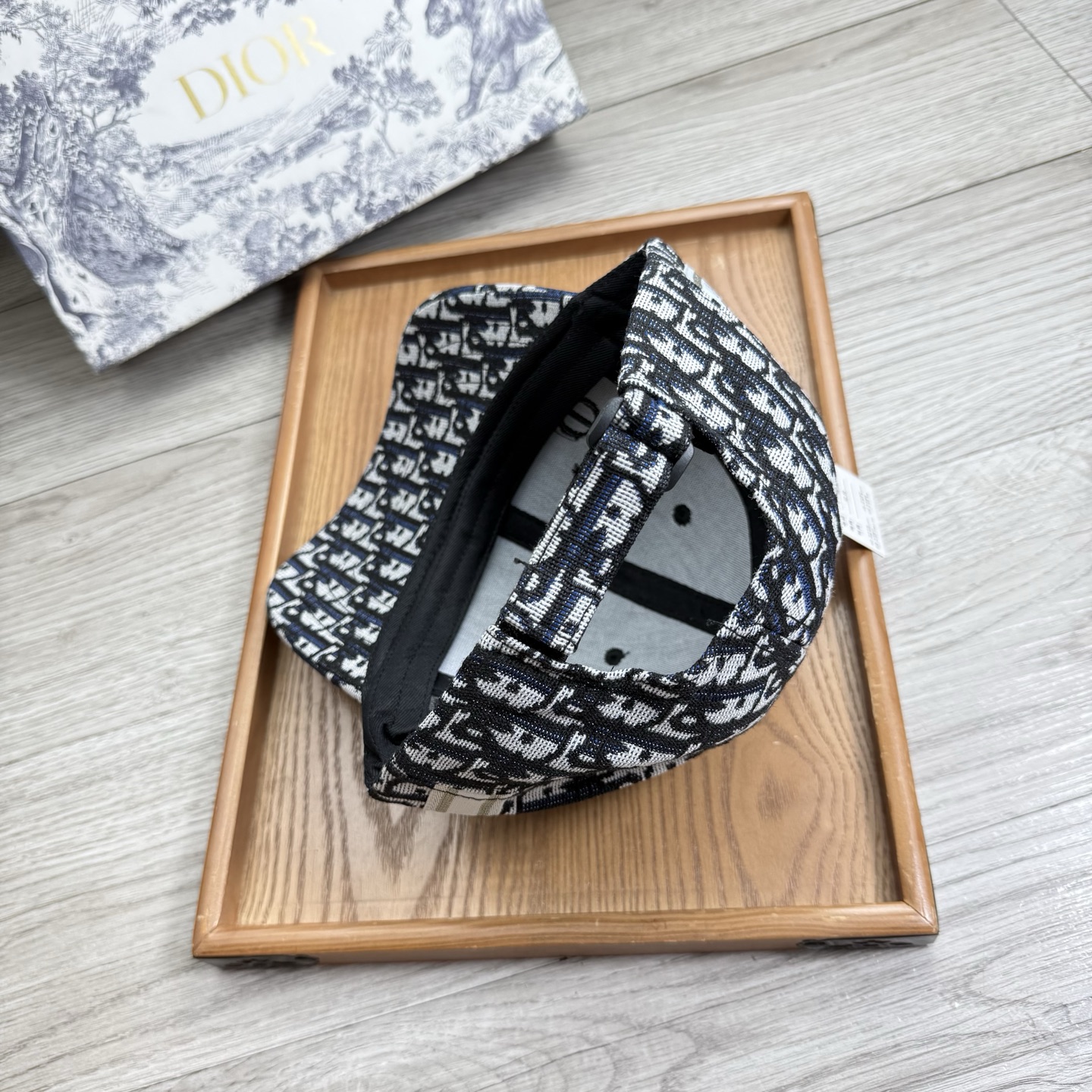 。D家。【配防尘袋】新品棒球帽！材质：纯棉！透气性好！春天挡风，夏天防晒必备单品！颜色大气！款式新颖别致