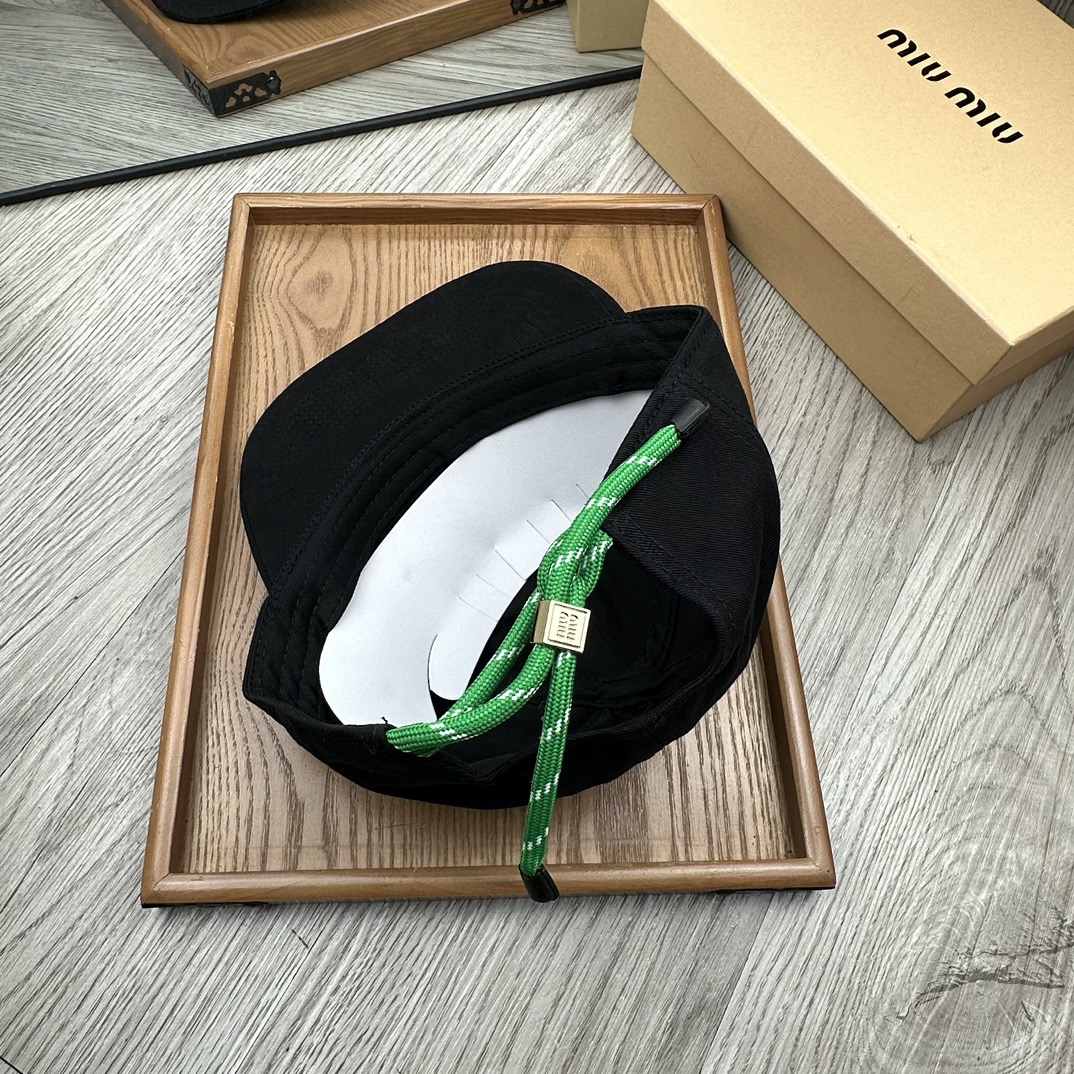 。miumiu。【配防尘袋】新品棒球帽！材质：纯棉！透气性好！春天挡风，夏天防晒必备单品！颜色大气！款式