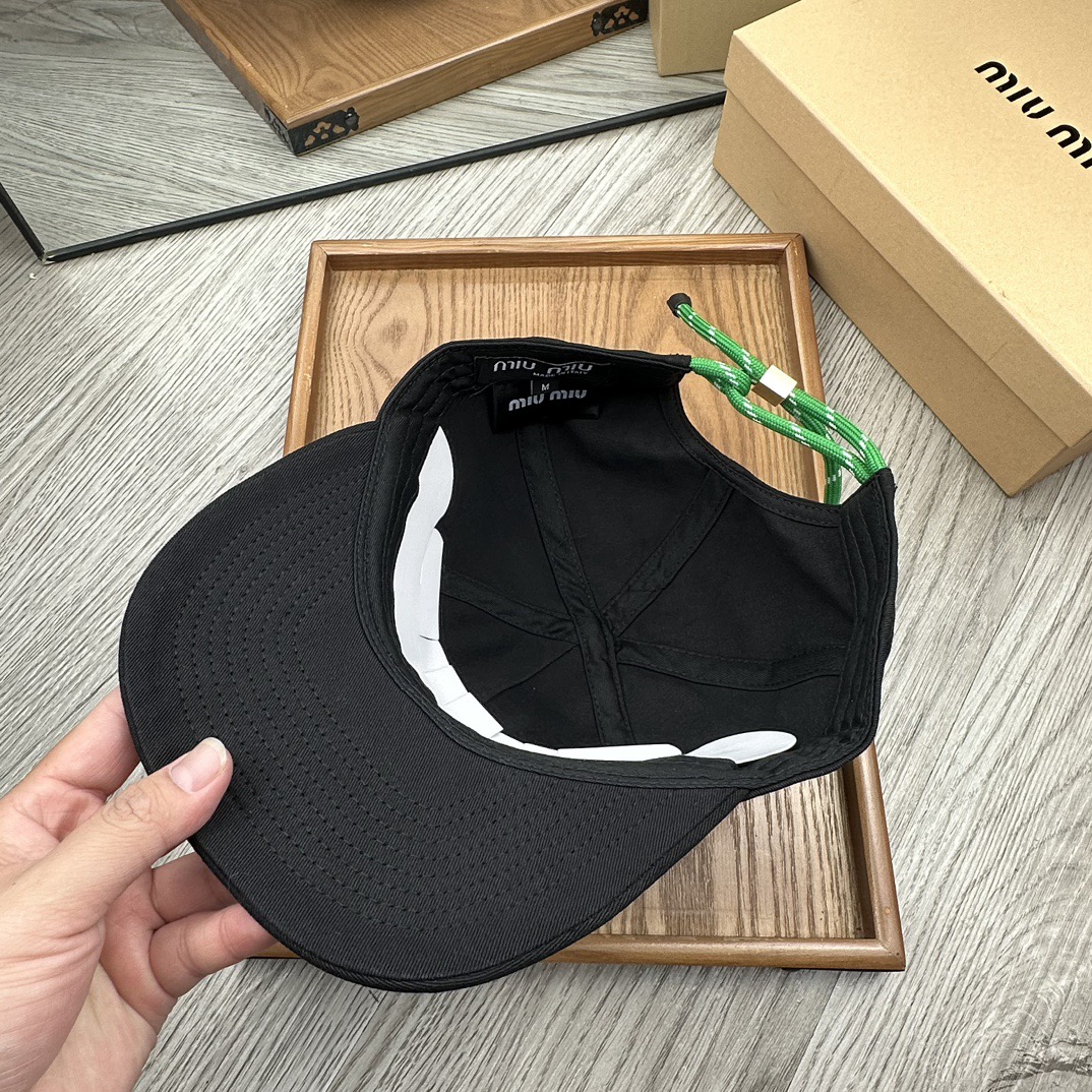 。miumiu。【配防尘袋】新品棒球帽！材质：纯棉！透气性好！春天挡风，夏天防晒必备单品！颜色大气！款式