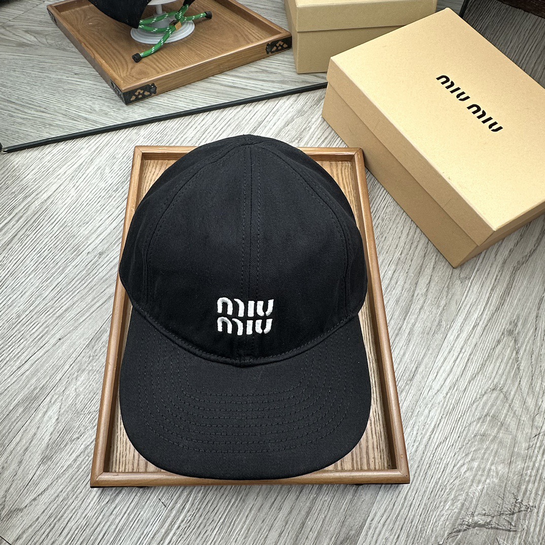 。miumiu。【配防尘袋】新品棒球帽！材质：纯棉！透气性好！春天挡风，夏天防晒必备单品！颜色大气！款式