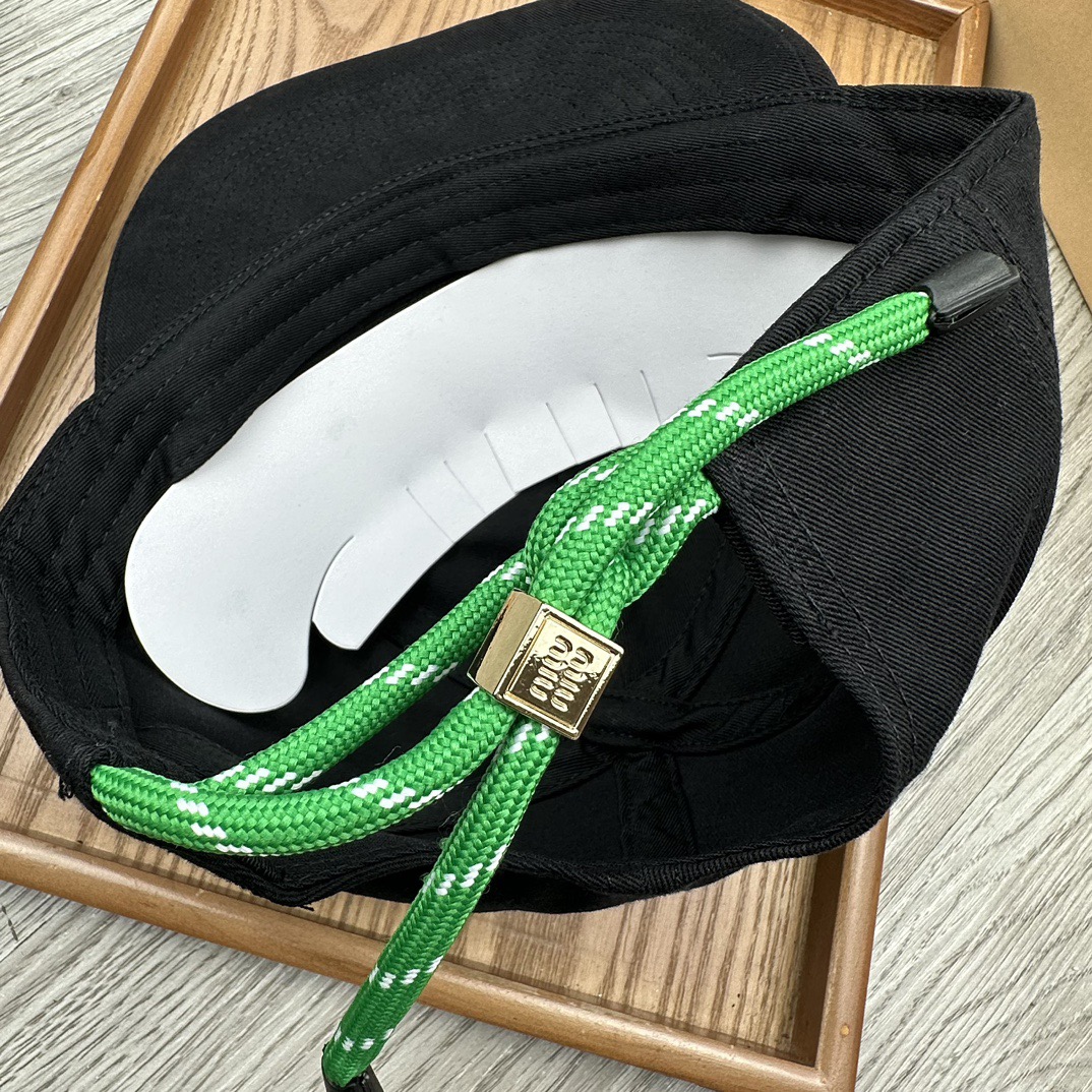 。miumiu。【配防尘袋】新品棒球帽！材质：纯棉！透气性好！春天挡风，夏天防晒必备单品！颜色大气！款式