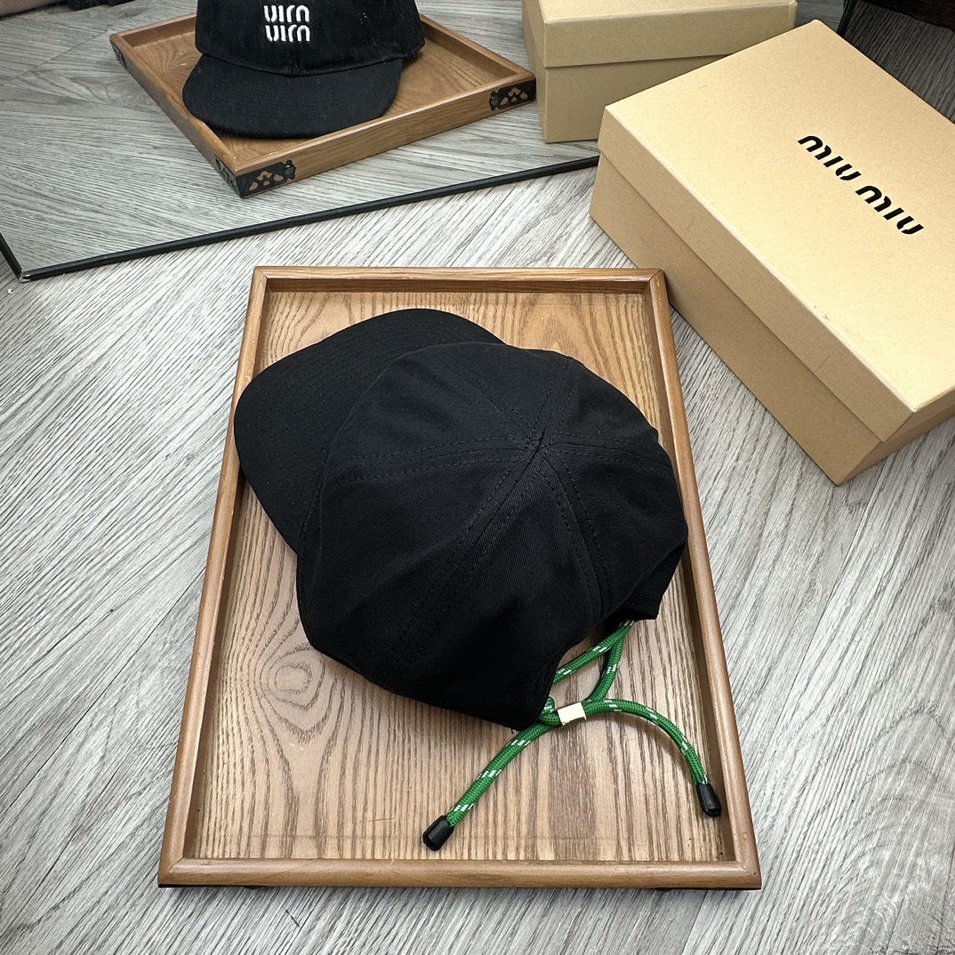 。miumiu。【配防尘袋】新品棒球帽！材质：纯棉！透气性好！春天挡风，夏天防晒必备单品！颜色大气！款式