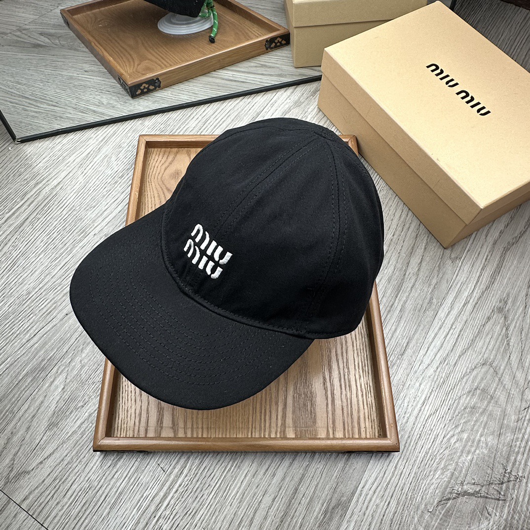 。miumiu。【配防尘袋】新品棒球帽！材质：纯棉！透气性好！春天挡风，夏天防晒必备单品！颜色大气！款式