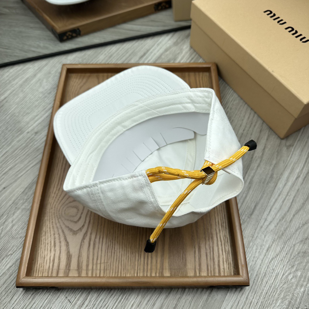 。miumiu。【配防尘袋】新品棒球帽！材质：纯棉！透气性好！春天挡风，夏天防晒必备单品！颜色大气！款式