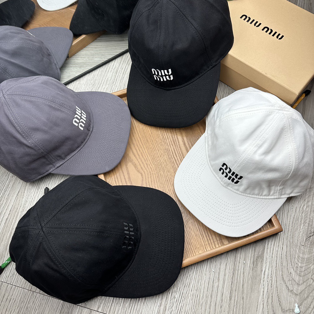 。miumiu。【配防尘袋】新品棒球帽！材质：纯棉！透气性好！春天挡风，夏天防晒必备单品！颜色大气！款式