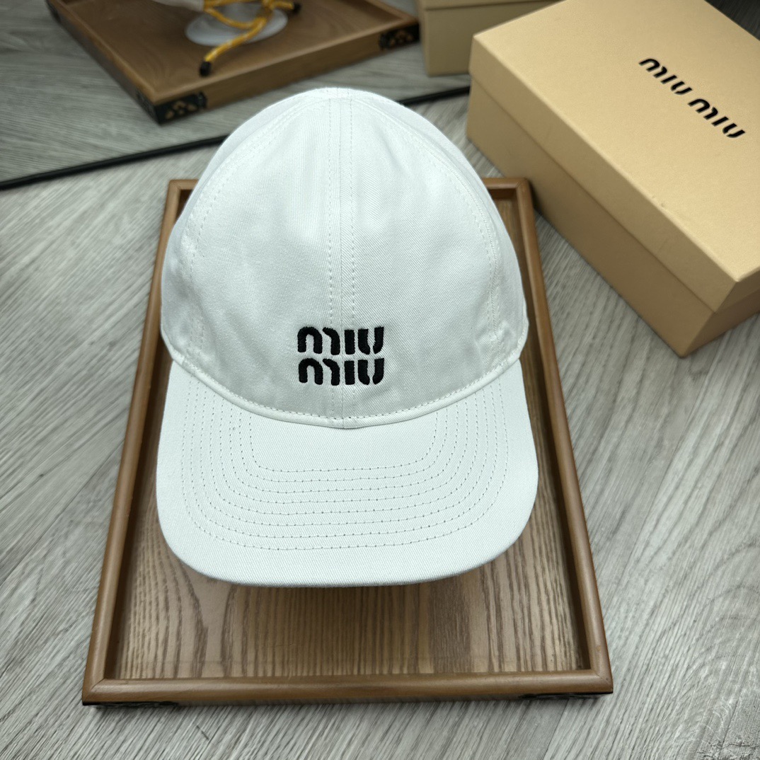 。miumiu。【配防尘袋】新品棒球帽！材质：纯棉！透气性好！春天挡风，夏天防晒必备单品！颜色大气！款式