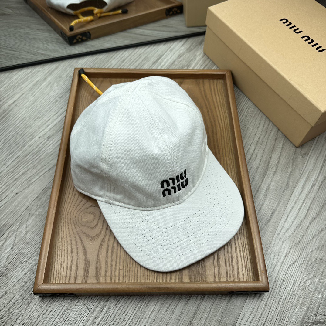 。miumiu。【配防尘袋】新品棒球帽！材质：纯棉！透气性好！春天挡风，夏天防晒必备单品！颜色大气！款式