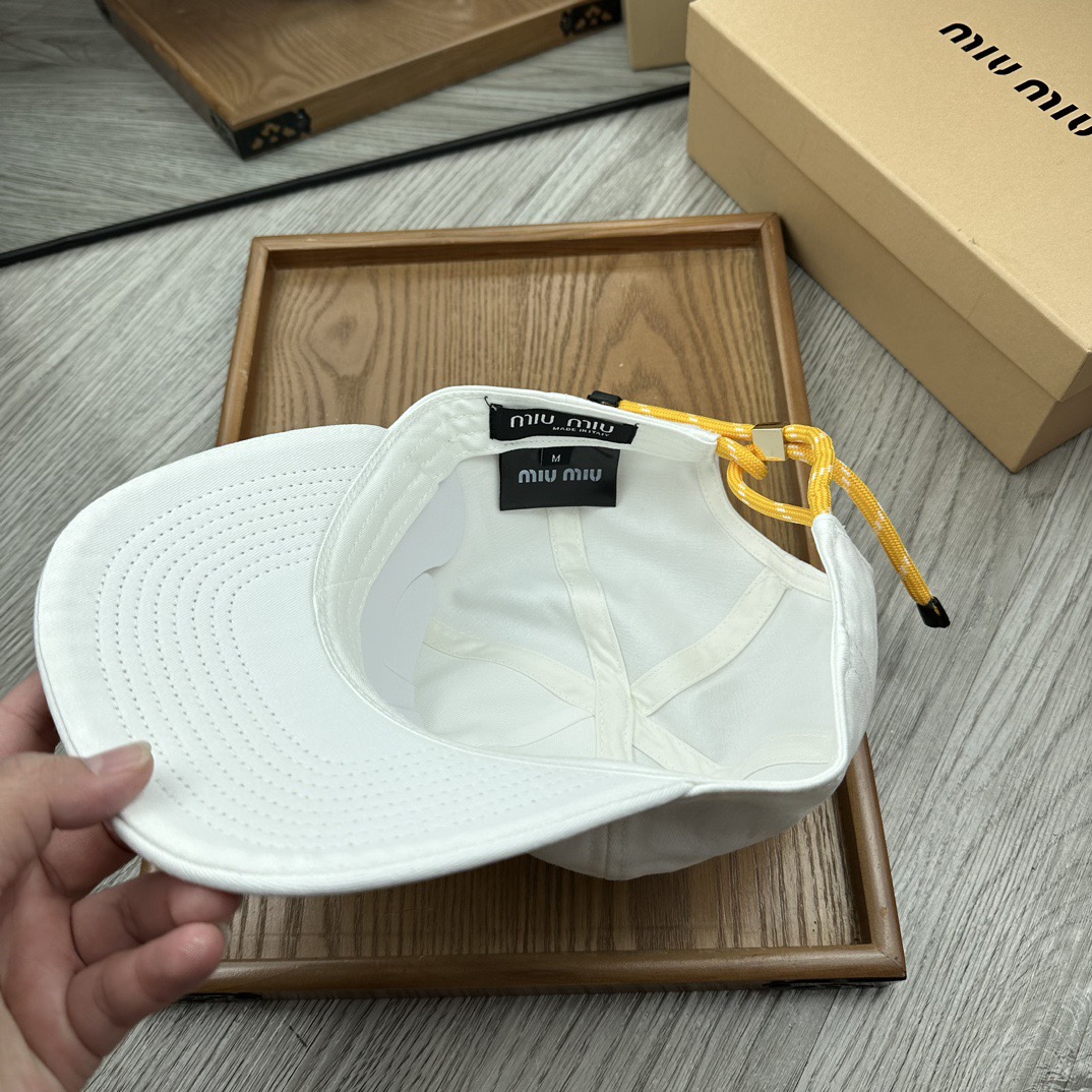 。miumiu。【配防尘袋】新品棒球帽！材质：纯棉！透气性好！春天挡风，夏天防晒必备单品！颜色大气！款式