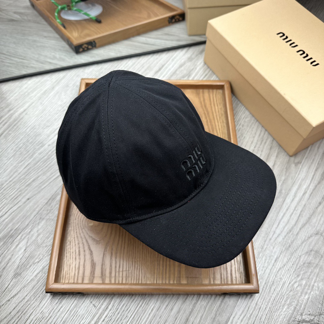 。miumiu。【配防尘袋】新品棒球帽！材质：纯棉！透气性好！春天挡风，夏天防晒必备单品！颜色大气！款式