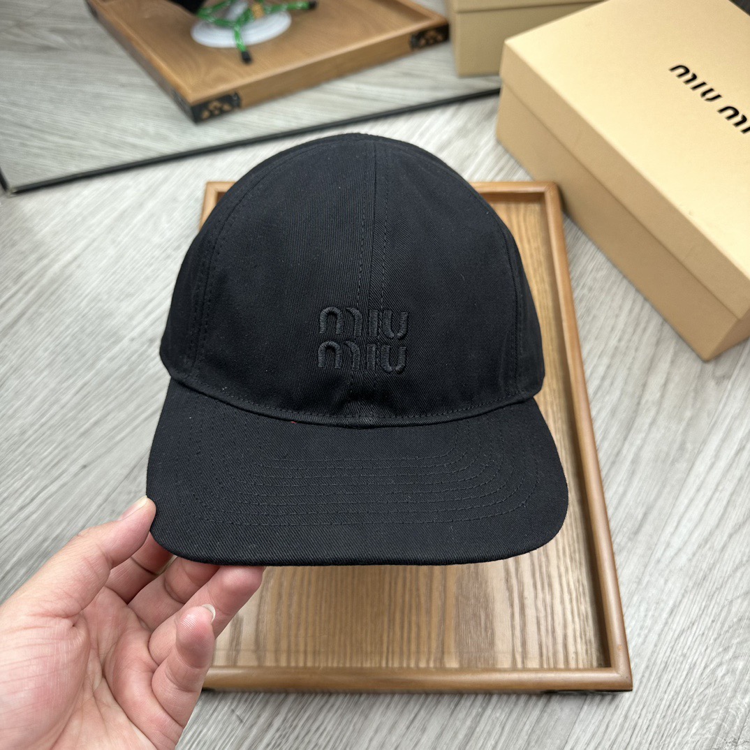 。miumiu。【配防尘袋】新品棒球帽！材质：纯棉！透气性好！春天挡风，夏天防晒必备单品！颜色大气！款式