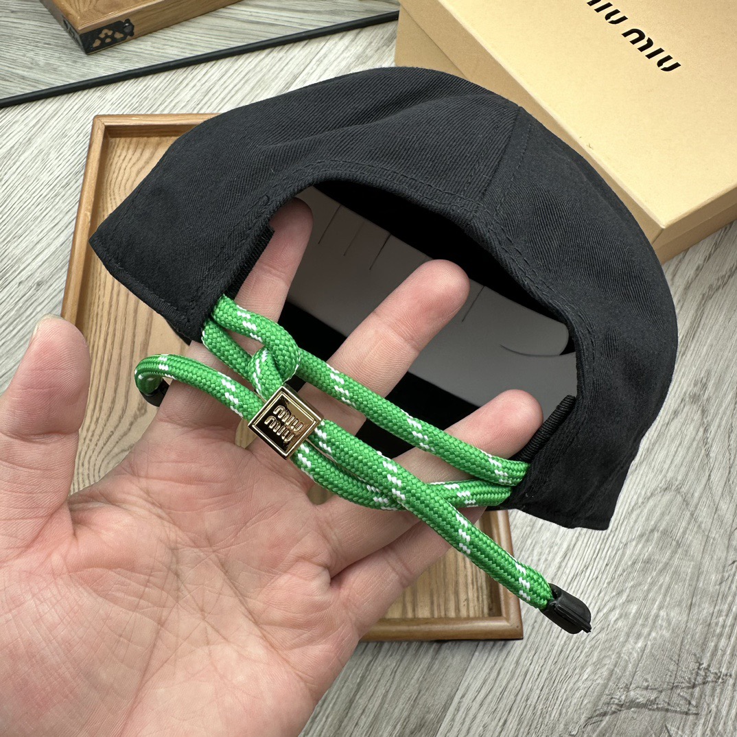 。miumiu。【配防尘袋】新品棒球帽！材质：纯棉！透气性好！春天挡风，夏天防晒必备单品！颜色大气！款式