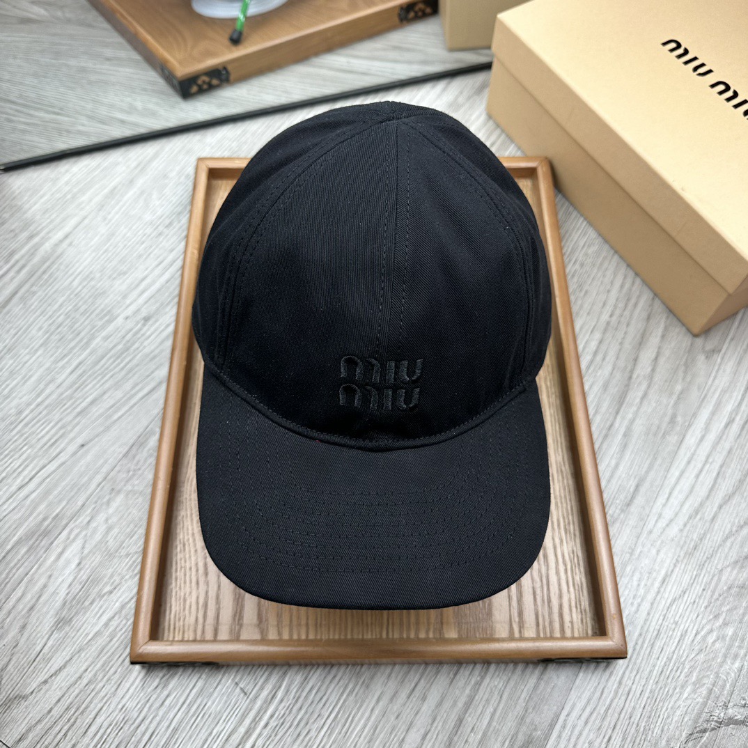 。miumiu。【配防尘袋】新品棒球帽！材质：纯棉！透气性好！春天挡风，夏天防晒必备单品！颜色大气！款式