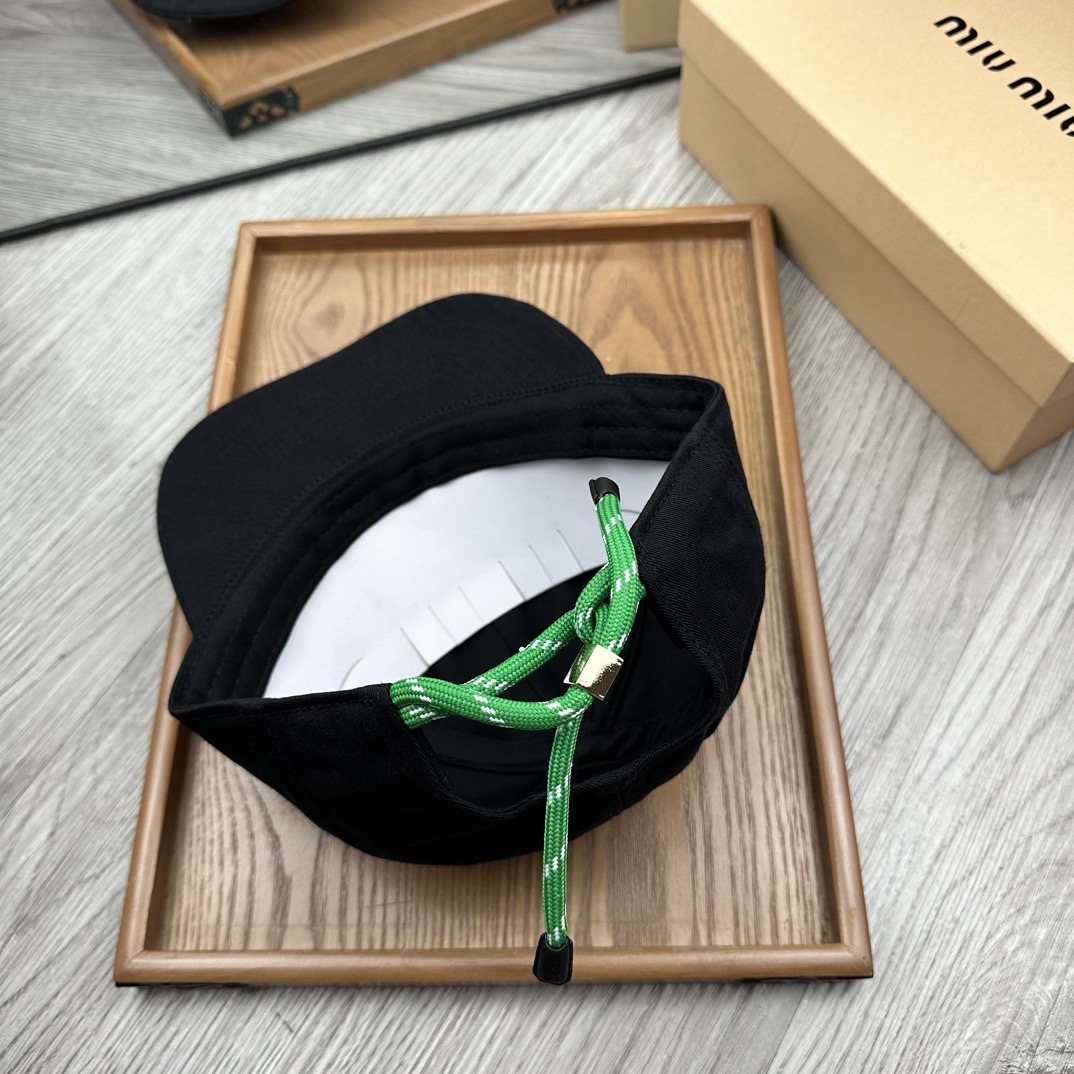 。miumiu。【配防尘袋】新品棒球帽！材质：纯棉！透气性好！春天挡风，夏天防晒必备单品！颜色大气！款式