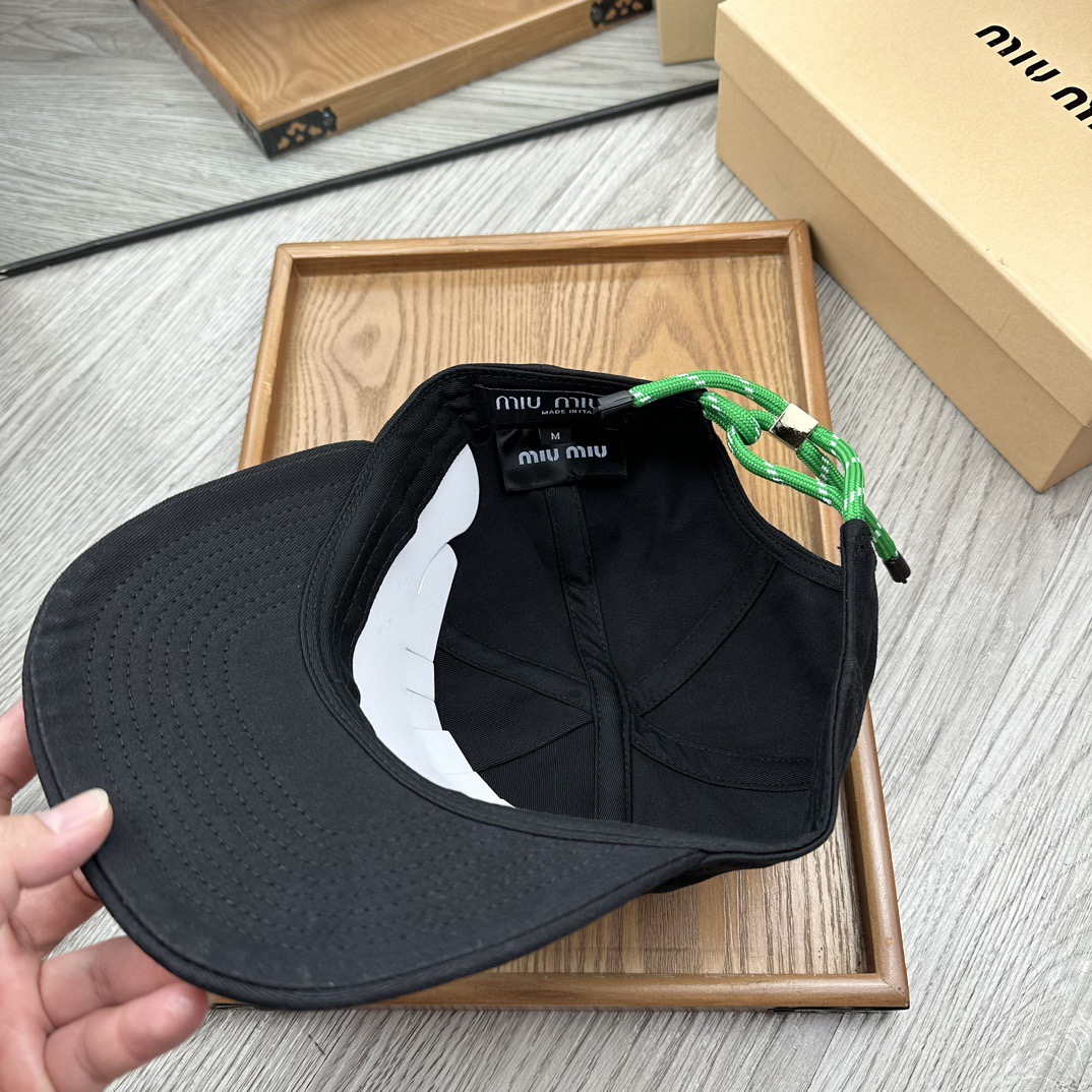 。miumiu。【配防尘袋】新品棒球帽！材质：纯棉！透气性好！春天挡风，夏天防晒必备单品！颜色大气！款式