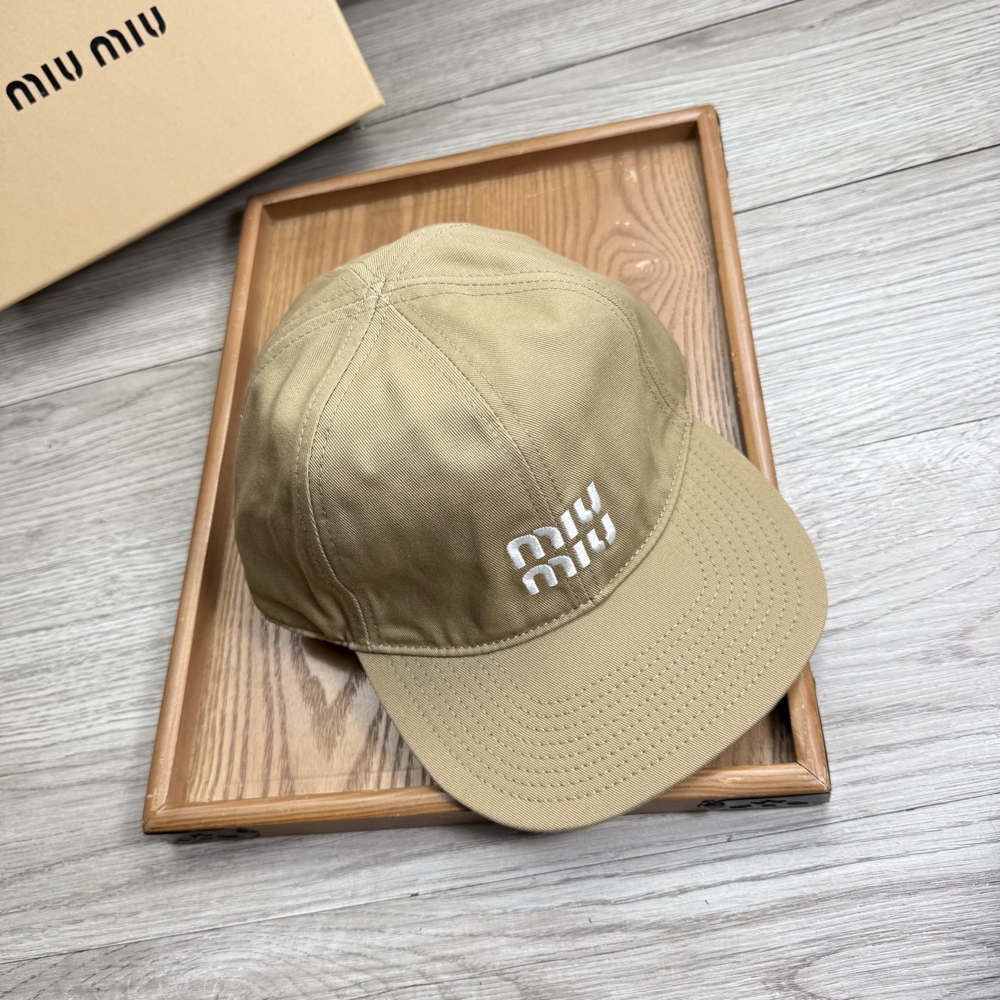 。miumiu。【配防尘袋】新品棒球帽！材质：纯棉！透气性好！春天挡风，夏天防晒必备单品！颜色大气！款式