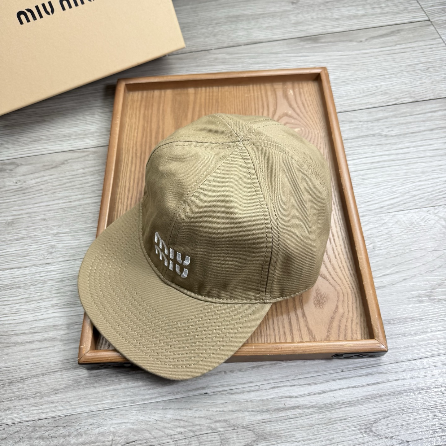。miumiu。【配防尘袋】新品棒球帽！材质：纯棉！透气性好！春天挡风，夏天防晒必备单品！颜色大气！款式