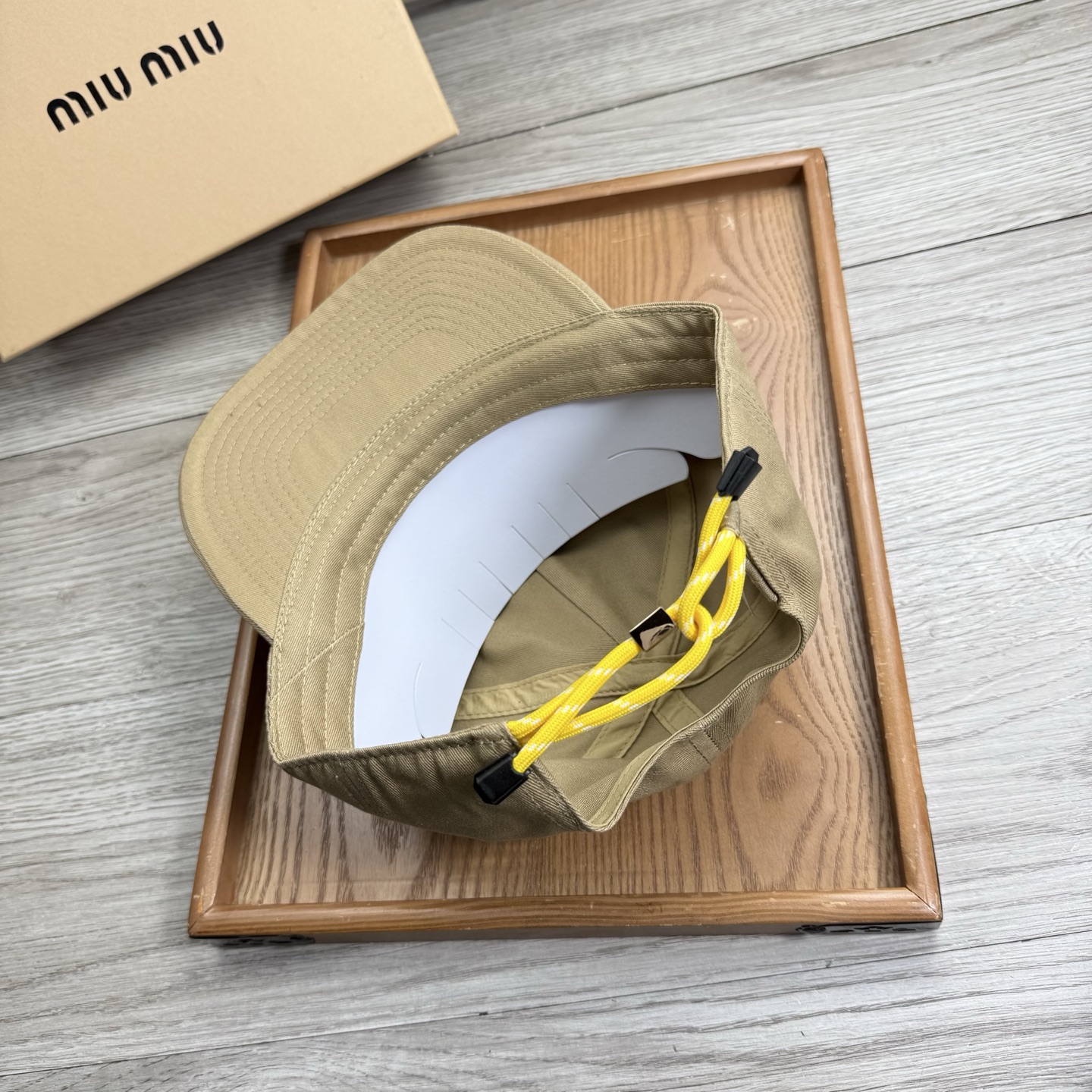 。miumiu。【配防尘袋】新品棒球帽！材质：纯棉！透气性好！春天挡风，夏天防晒必备单品！颜色大气！款式
