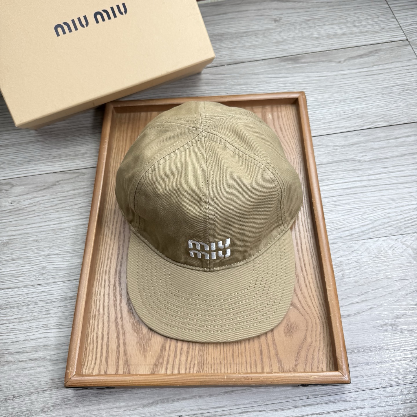 。miumiu。【配防尘袋】新品棒球帽！材质：纯棉！透气性好！春天挡风，夏天防晒必备单品！颜色大气！款式