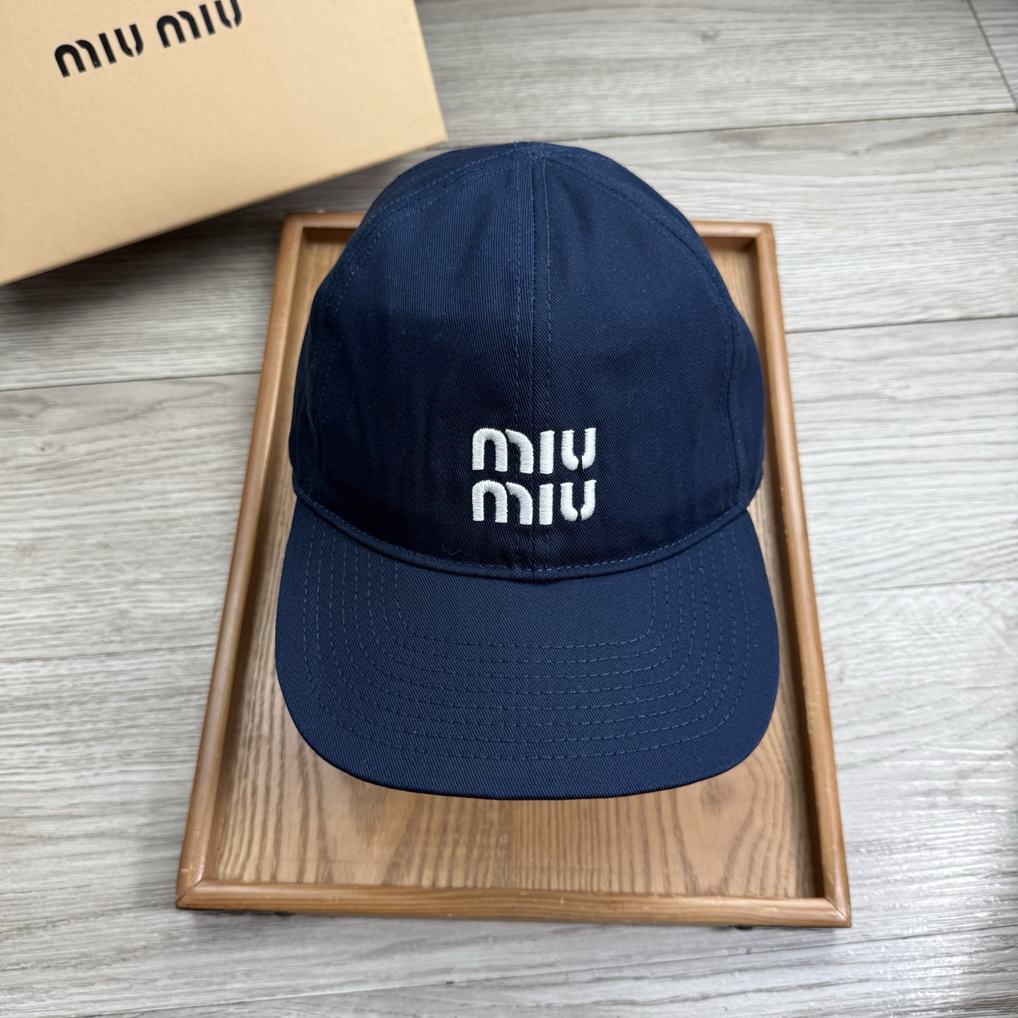 。miumiu。【配防尘袋】新品棒球帽！材质：纯棉！透气性好！春天挡风，夏天防晒必备单品！颜色大气！款式