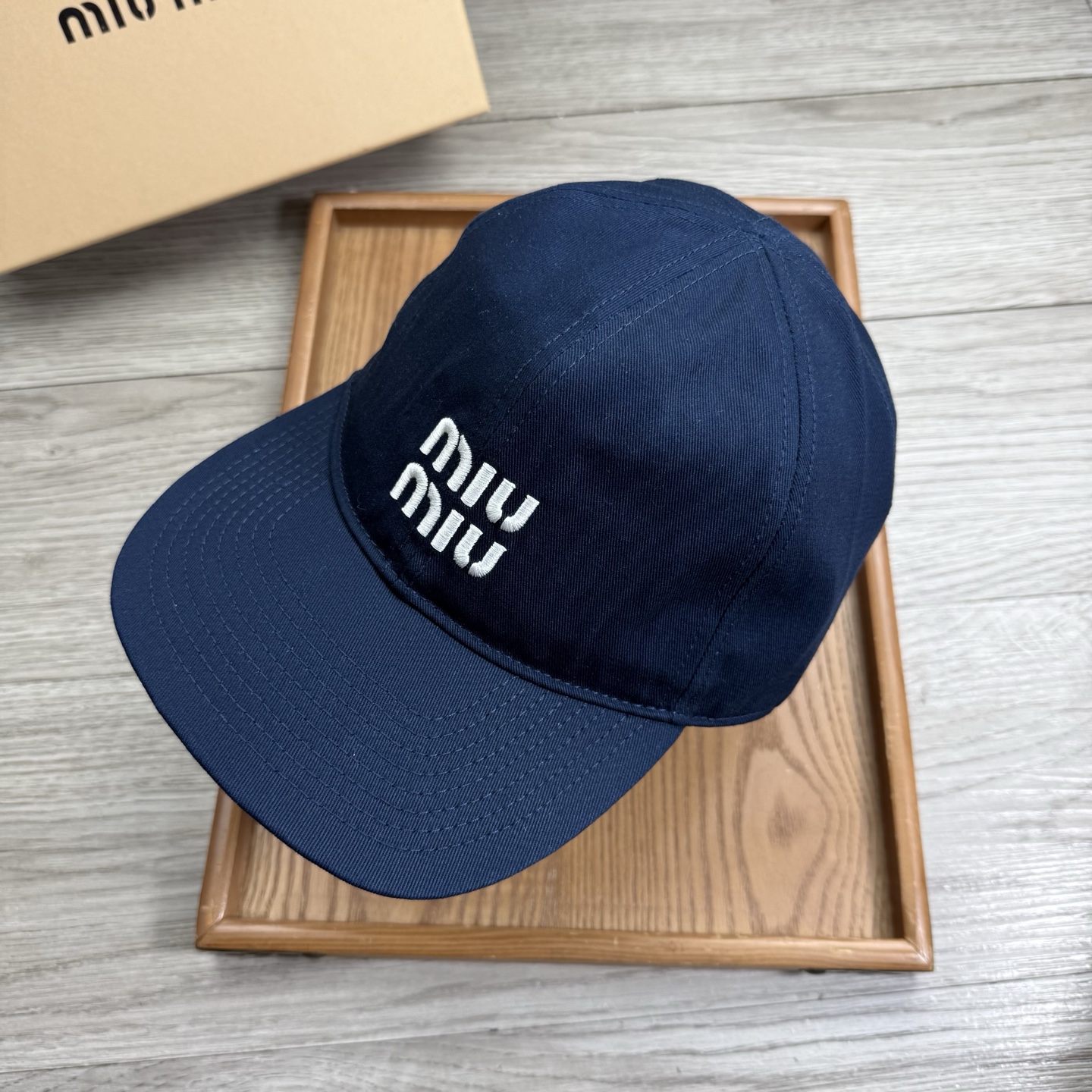 。miumiu。【配防尘袋】新品棒球帽！材质：纯棉！透气性好！春天挡风，夏天防晒必备单品！颜色大气！款式