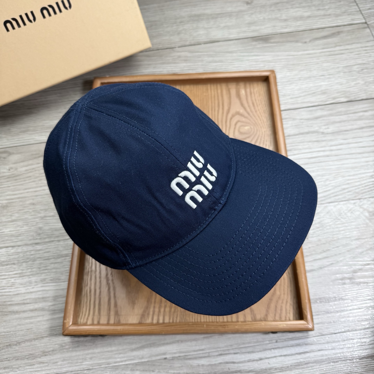 。miumiu。【配防尘袋】新品棒球帽！材质：纯棉！透气性好！春天挡风，夏天防晒必备单品！颜色大气！款式