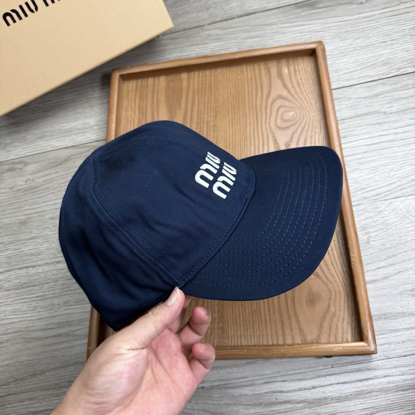 。miumiu。【配防尘袋】新品棒球帽！材质：纯棉！透气性好！春天挡风，夏天防晒必备单品！颜色大气！款式