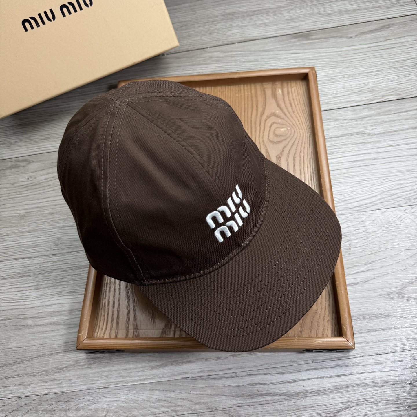 。miumiu。【配防尘袋】新品棒球帽！材质：纯棉！透气性好！春天挡风，夏天防晒必备单品！颜色大气！款式