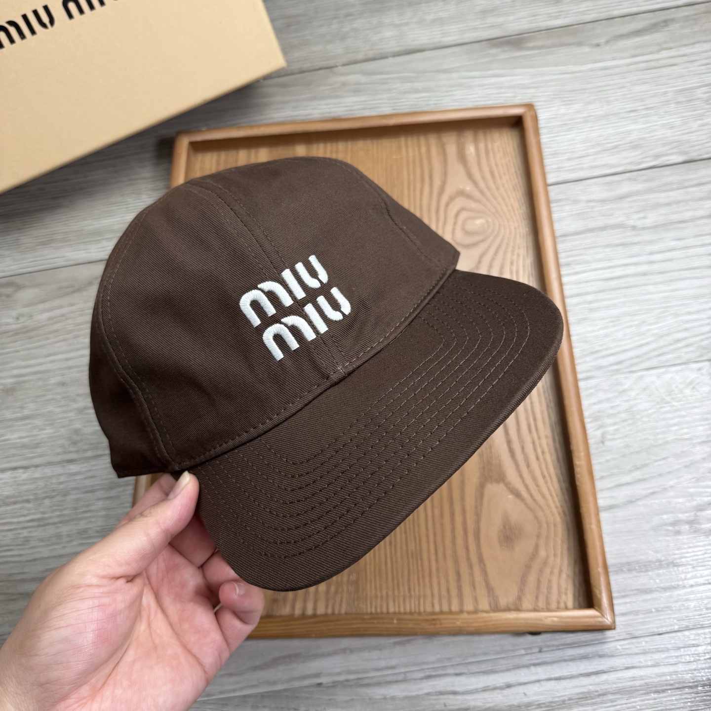 。miumiu。【配防尘袋】新品棒球帽！材质：纯棉！透气性好！春天挡风，夏天防晒必备单品！颜色大气！款式