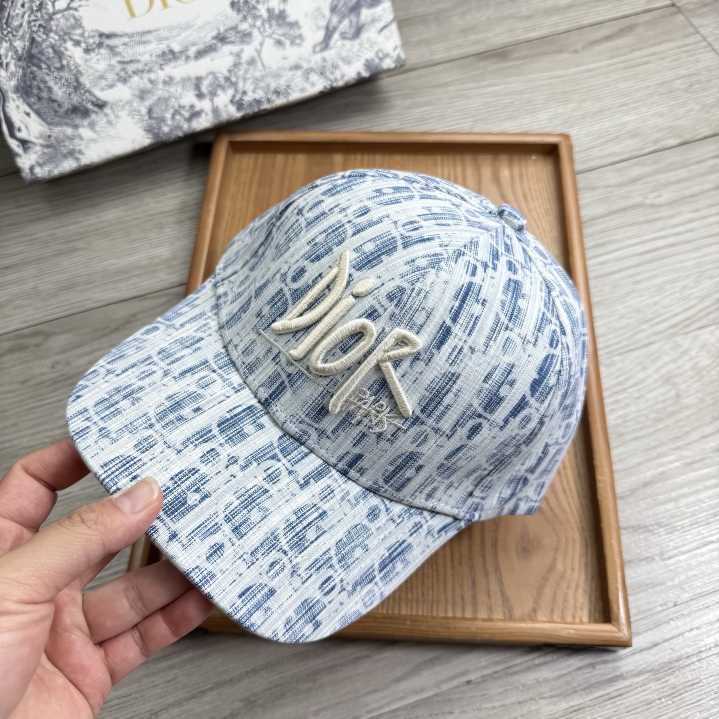 。D家。【配防尘袋】新品棒球帽！材质：纯棉！透气性好！春天挡风，夏天防晒必备单品！颜色大气！款式新颖别致