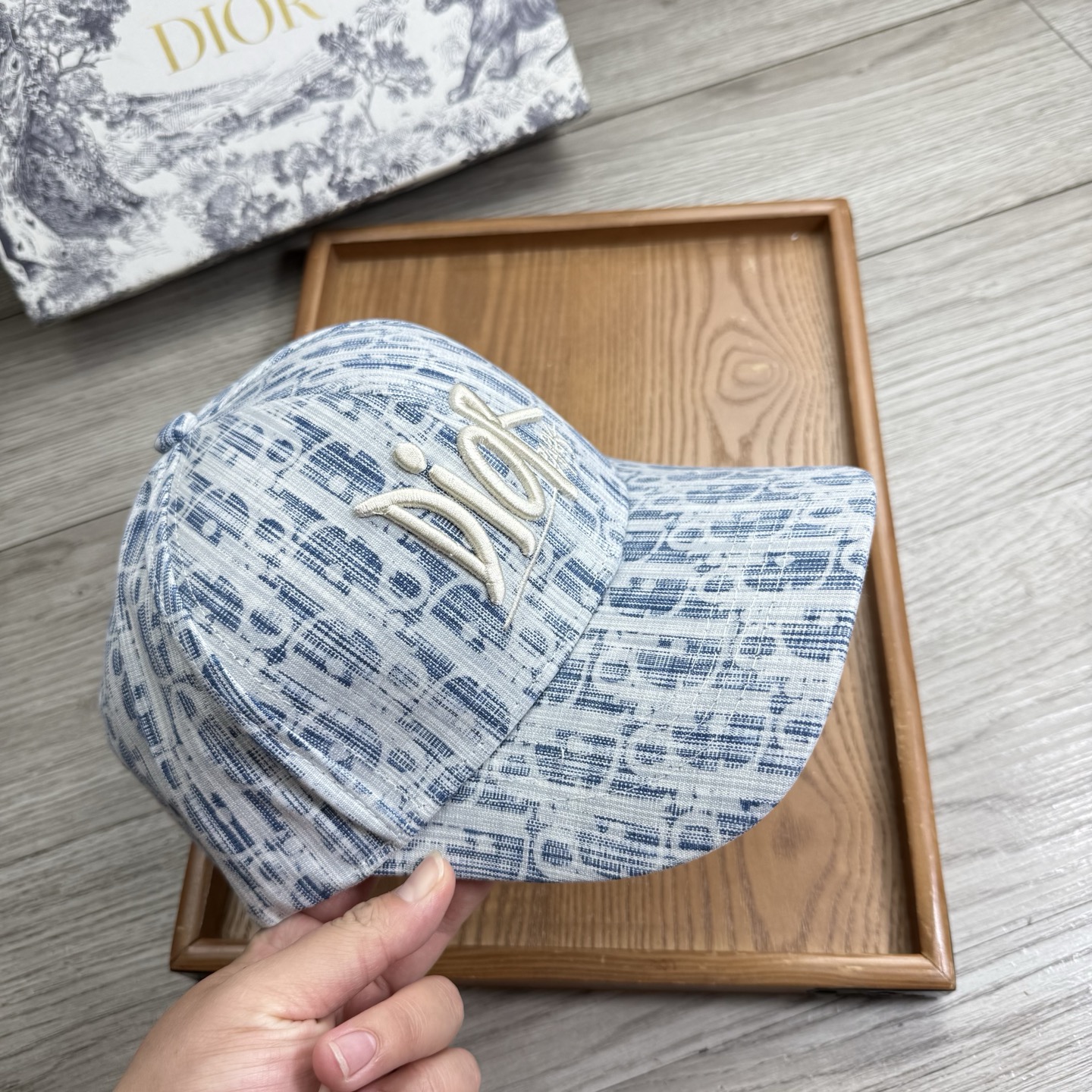。D家。【配防尘袋】新品棒球帽！材质：纯棉！透气性好！春天挡风，夏天防晒必备单品！颜色大气！款式新颖别致