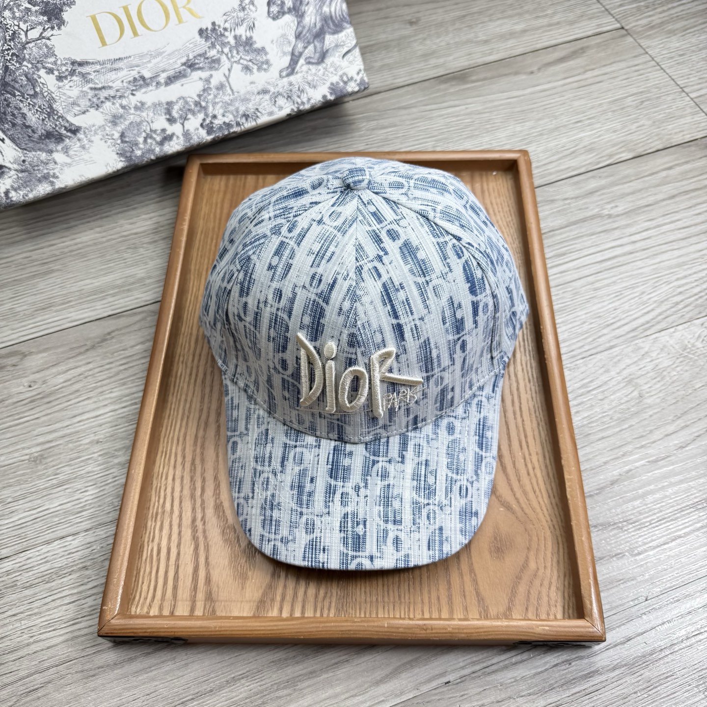 。D家。【配防尘袋】新品棒球帽！材质：纯棉！透气性好！春天挡风，夏天防晒必备单品！颜色大气！款式新颖别致