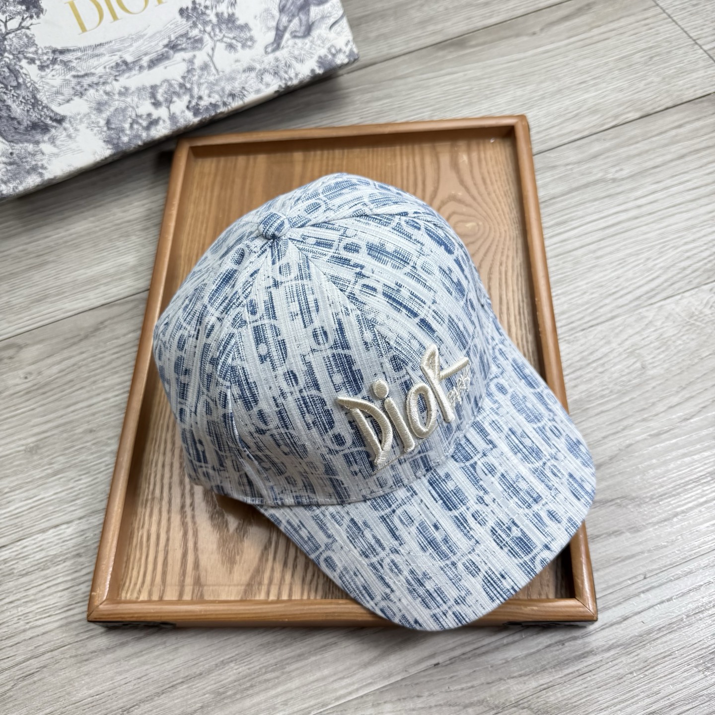 。D家。【配防尘袋】新品棒球帽！材质：纯棉！透气性好！春天挡风，夏天防晒必备单品！颜色大气！款式新颖别致