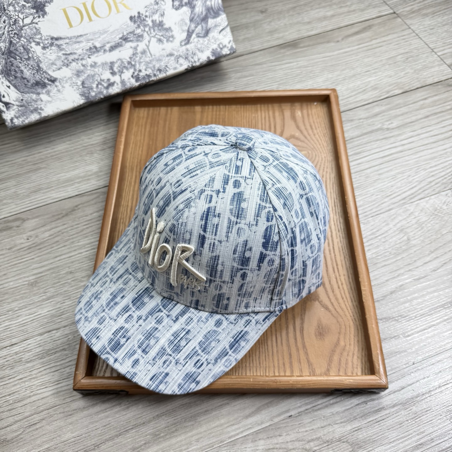 。D家。【配防尘袋】新品棒球帽！材质：纯棉！透气性好！春天挡风，夏天防晒必备单品！颜色大气！款式新颖别致