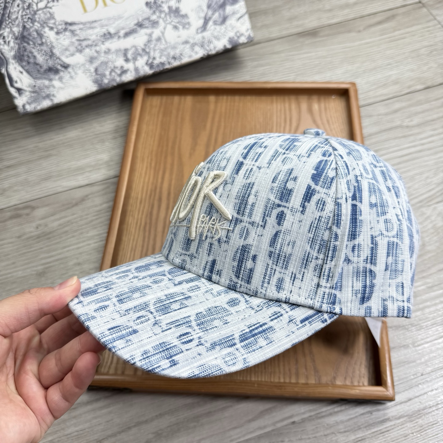 。D家。【配防尘袋】新品棒球帽！材质：纯棉！透气性好！春天挡风，夏天防晒必备单品！颜色大气！款式新颖别致