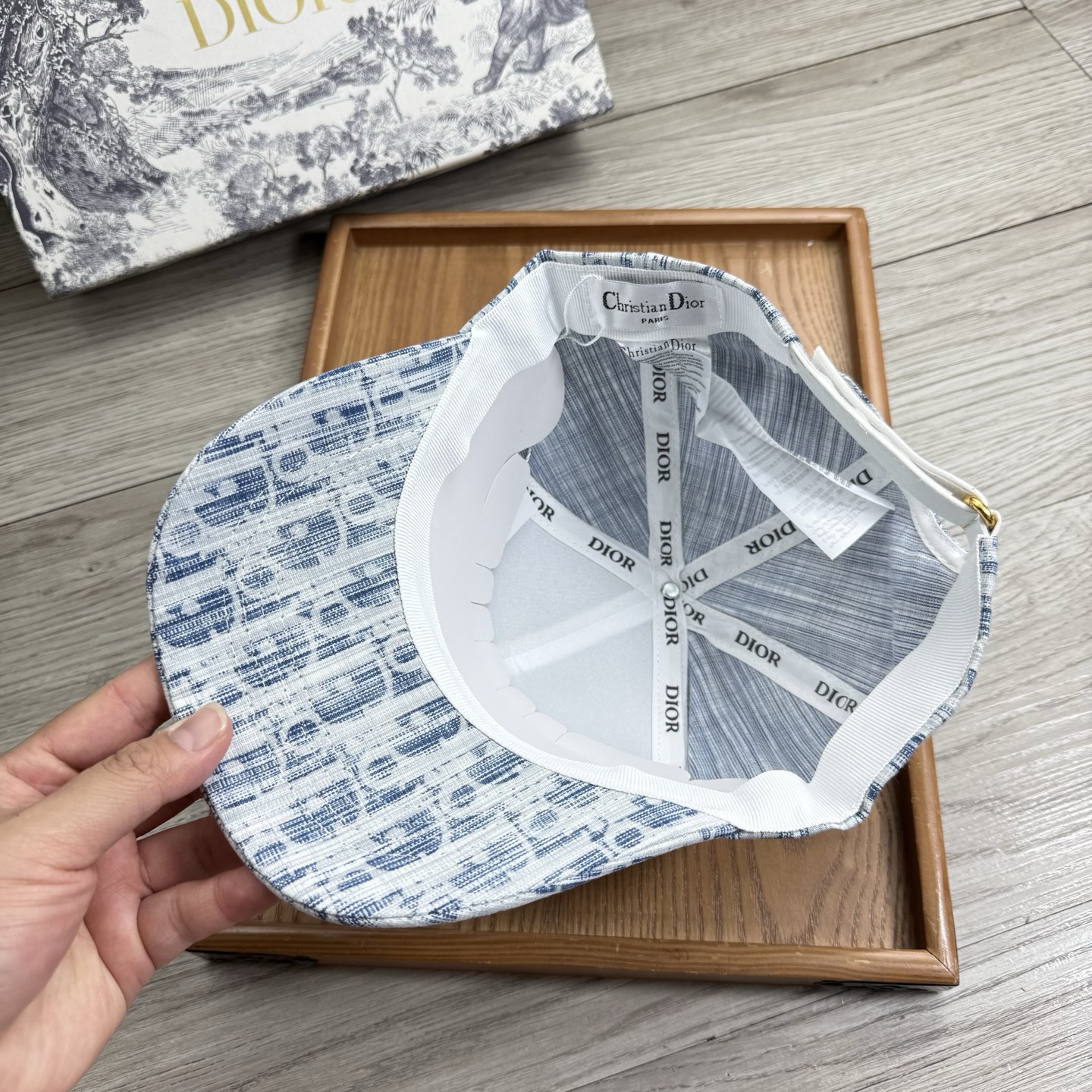。D家。【配防尘袋】新品棒球帽！材质：纯棉！透气性好！春天挡风，夏天防晒必备单品！颜色大气！款式新颖别致