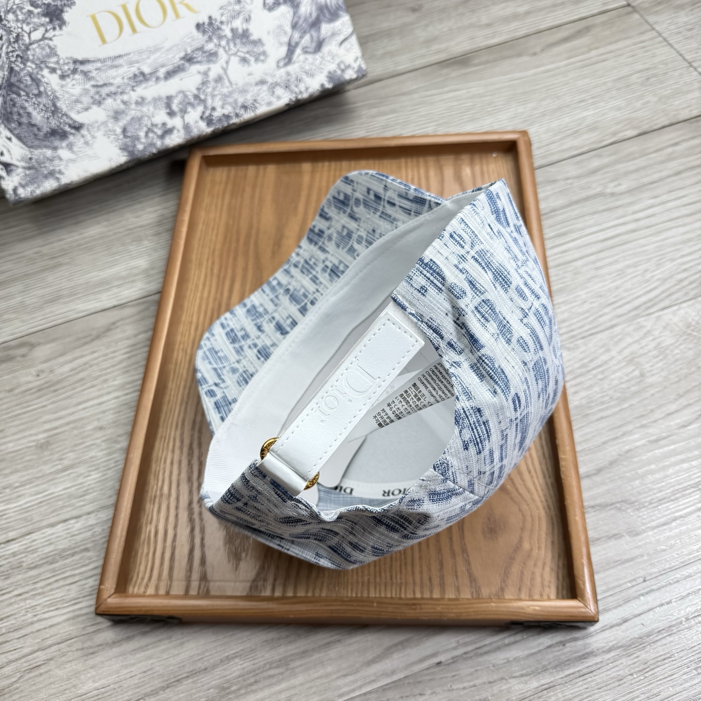 。D家。【配防尘袋】新品棒球帽！材质：纯棉！透气性好！春天挡风，夏天防晒必备单品！颜色大气！款式新颖别致