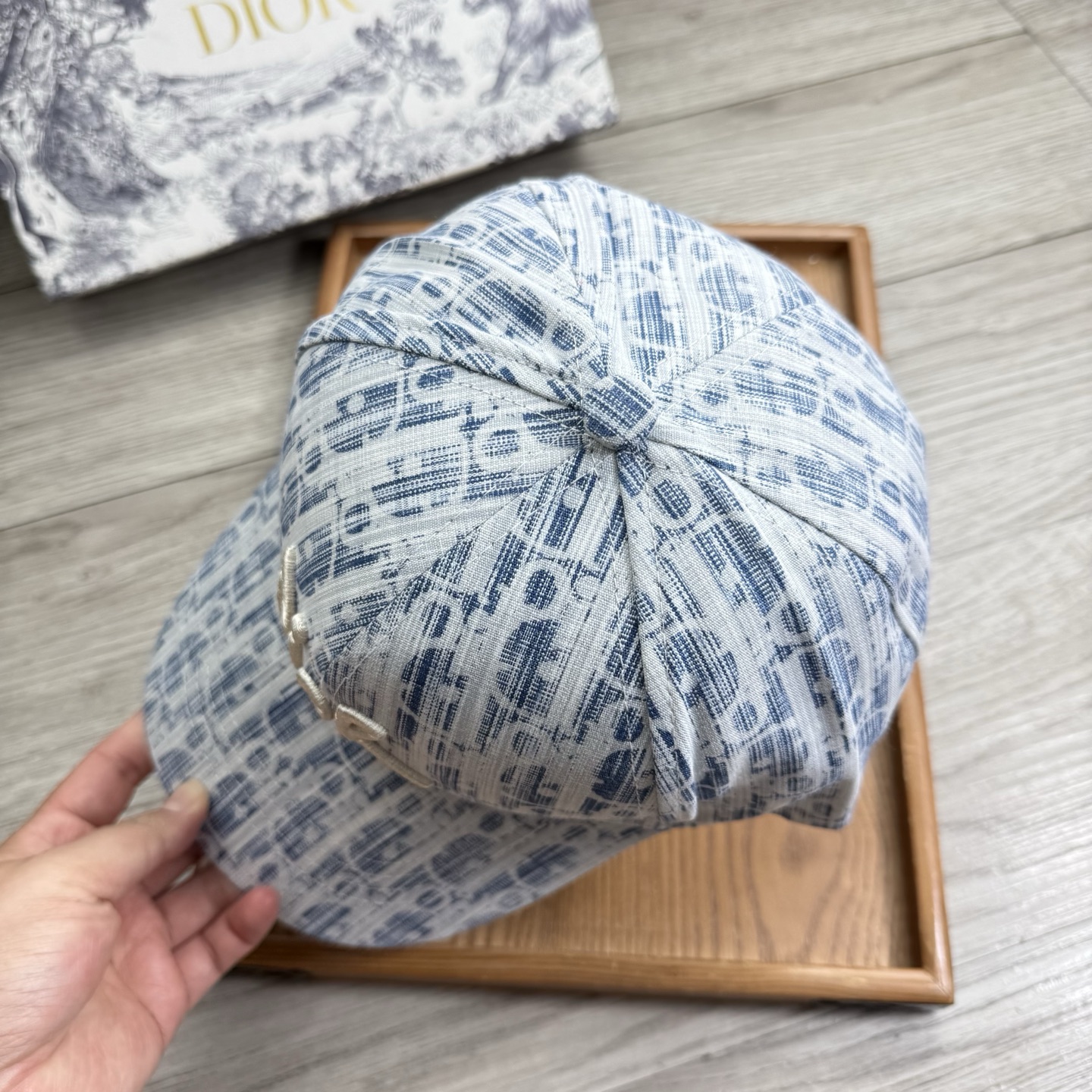 。D家。【配防尘袋】新品棒球帽！材质：纯棉！透气性好！春天挡风，夏天防晒必备单品！颜色大气！款式新颖别致