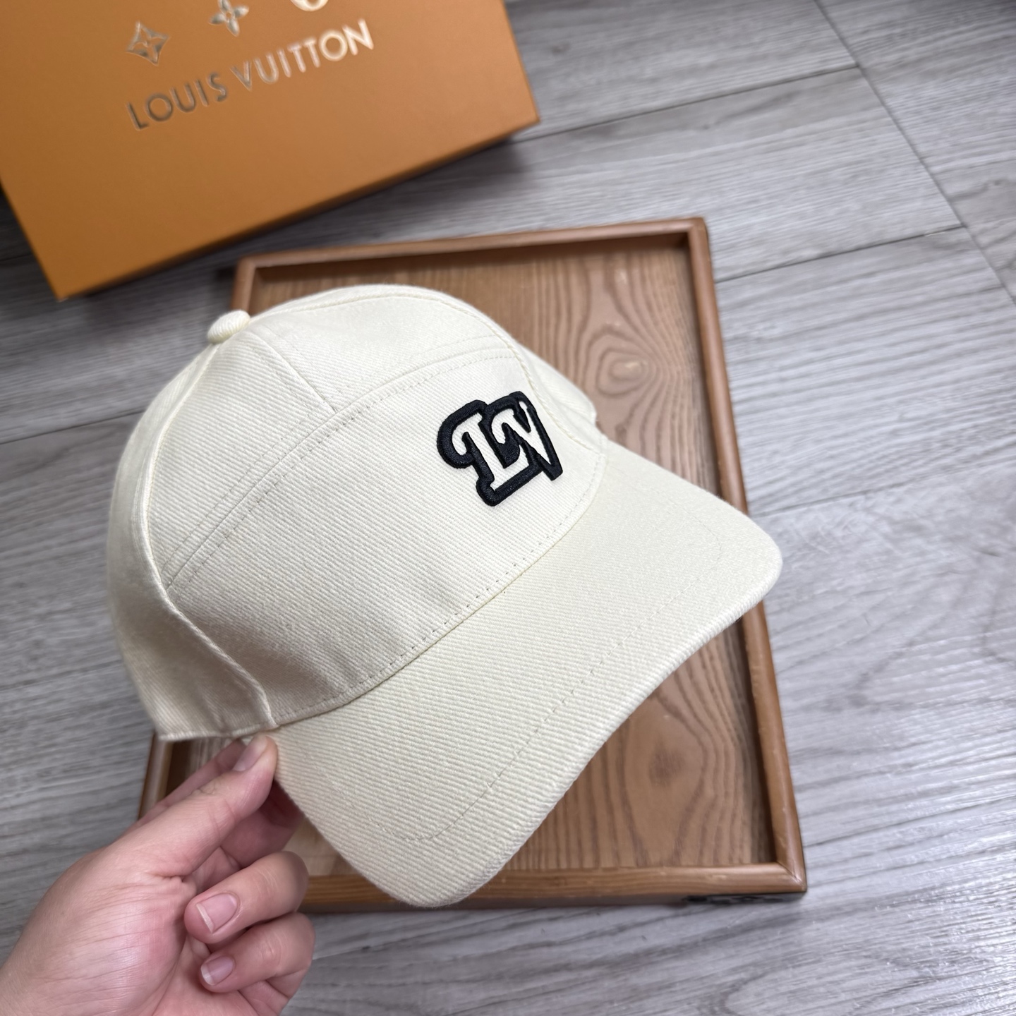 。L家。【配防尘袋】新品棒球帽！材质：纯棉！透气性好！春天挡风，夏天防晒必备单品！颜色大气！款式新颖别致