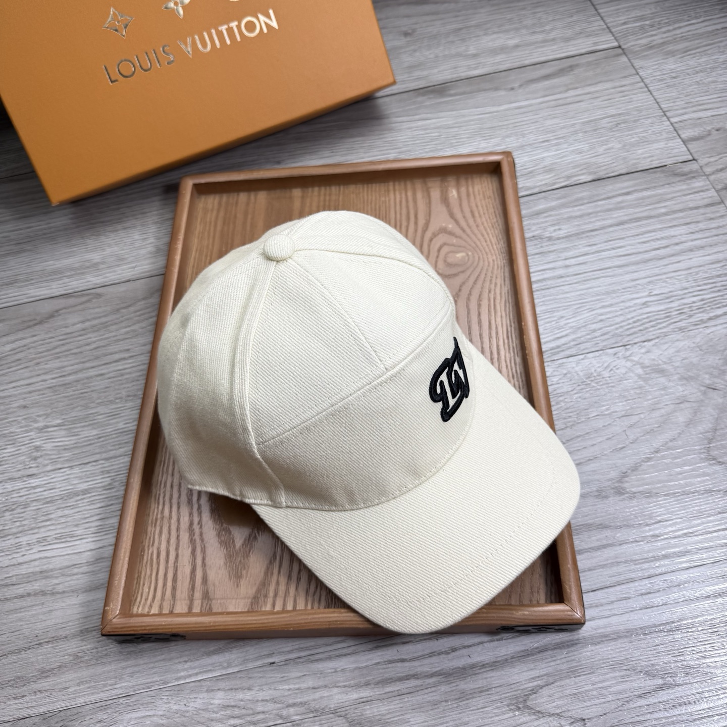 。L家。【配防尘袋】新品棒球帽！材质：纯棉！透气性好！春天挡风，夏天防晒必备单品！颜色大气！款式新颖别致